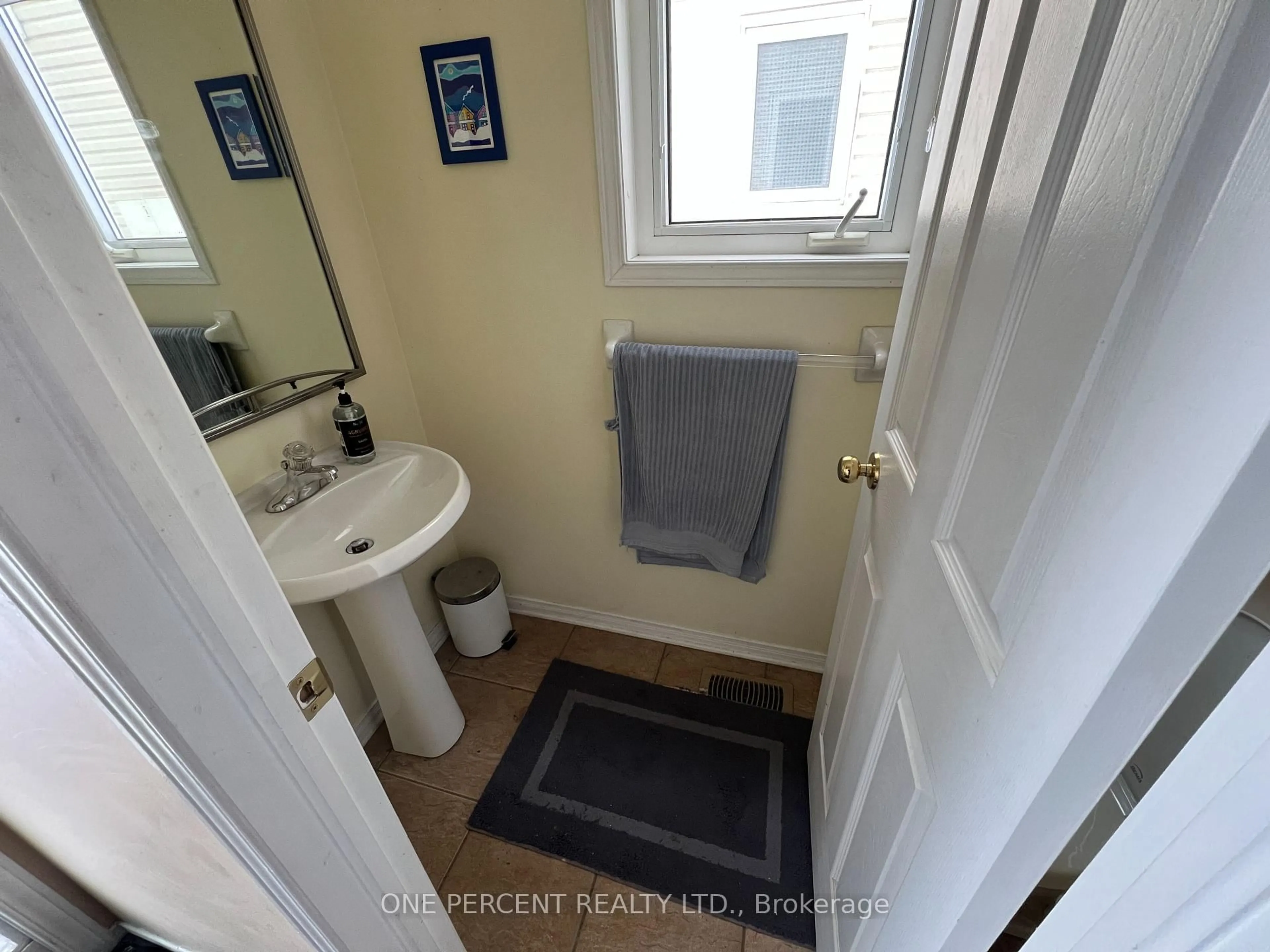 Standard bathroom, floor is not visible for 194 Glynn Ave, Ottawa Ontario K1K 4Y3