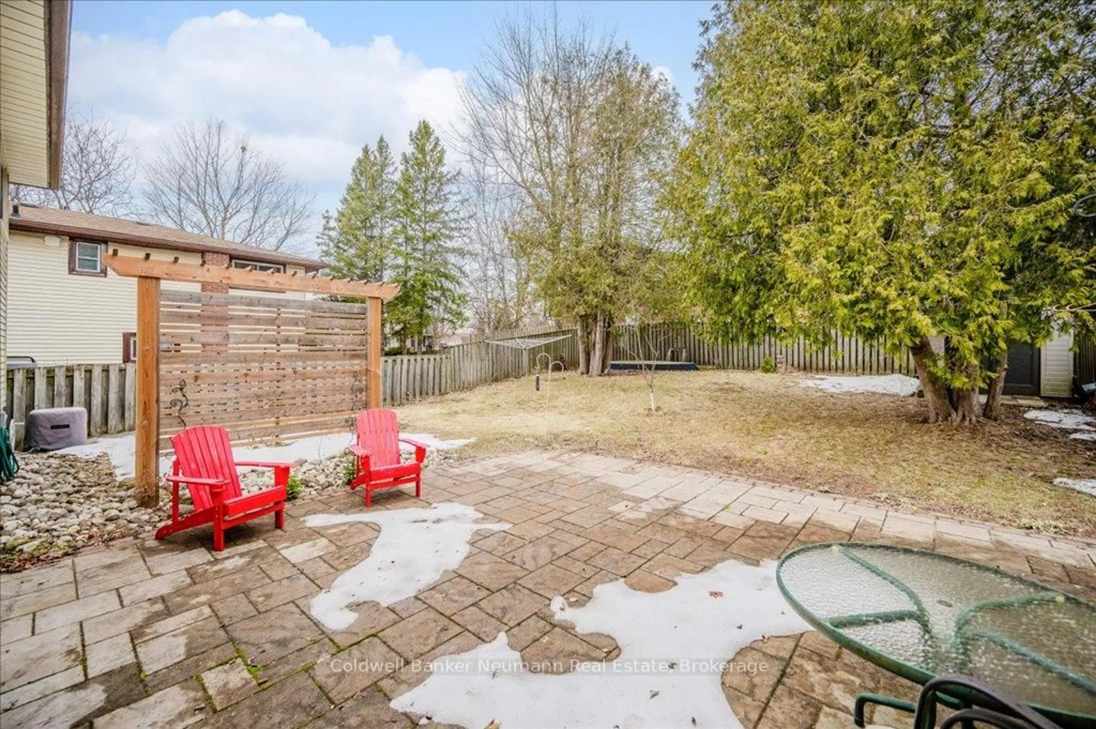 Patio, street for 272 Ironwood Rd, Guelph Ontario N1G 3J4