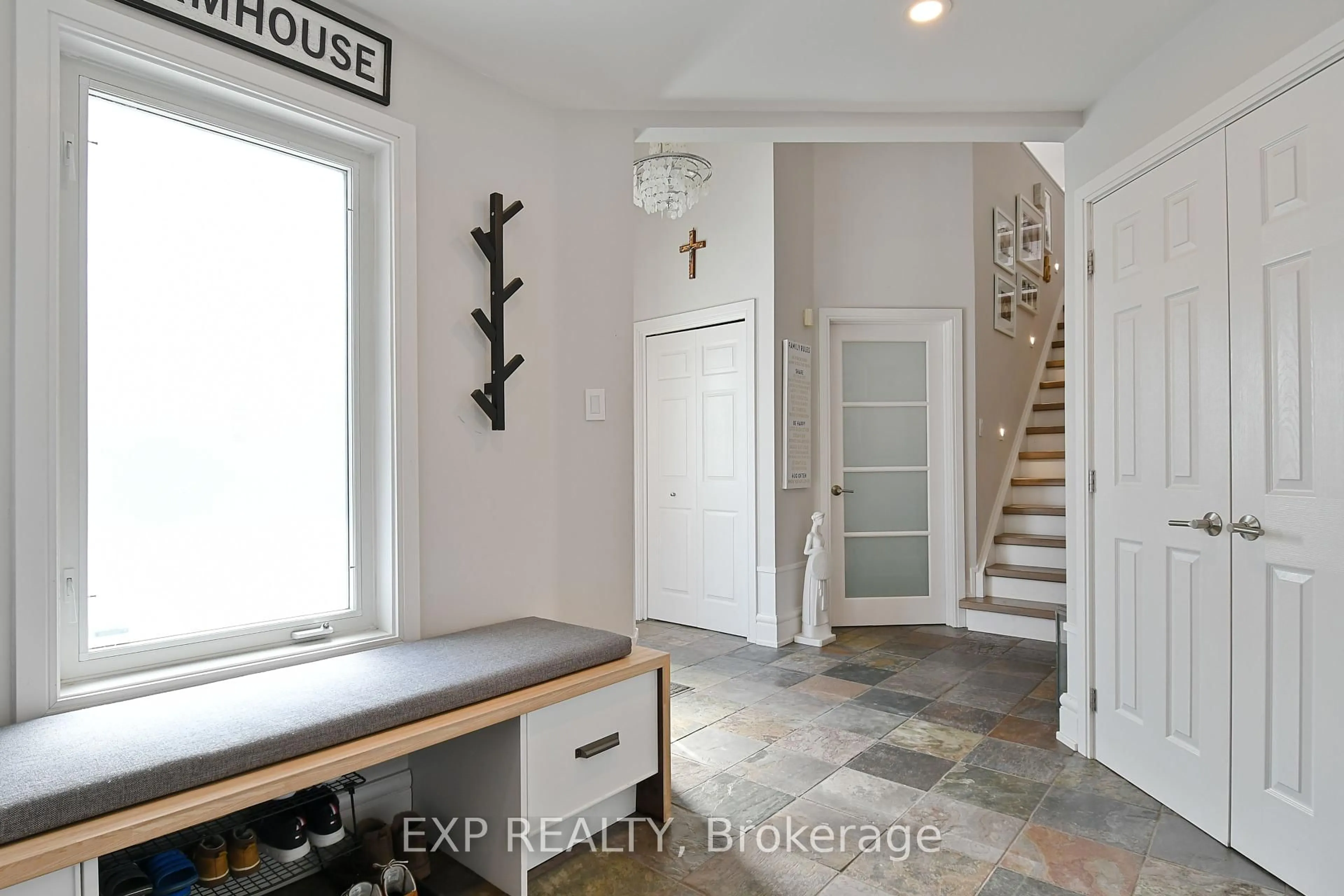 Indoor entryway for 3616 Albion Rd, Blossom Park - Airport and Area Ontario K1T 1A3