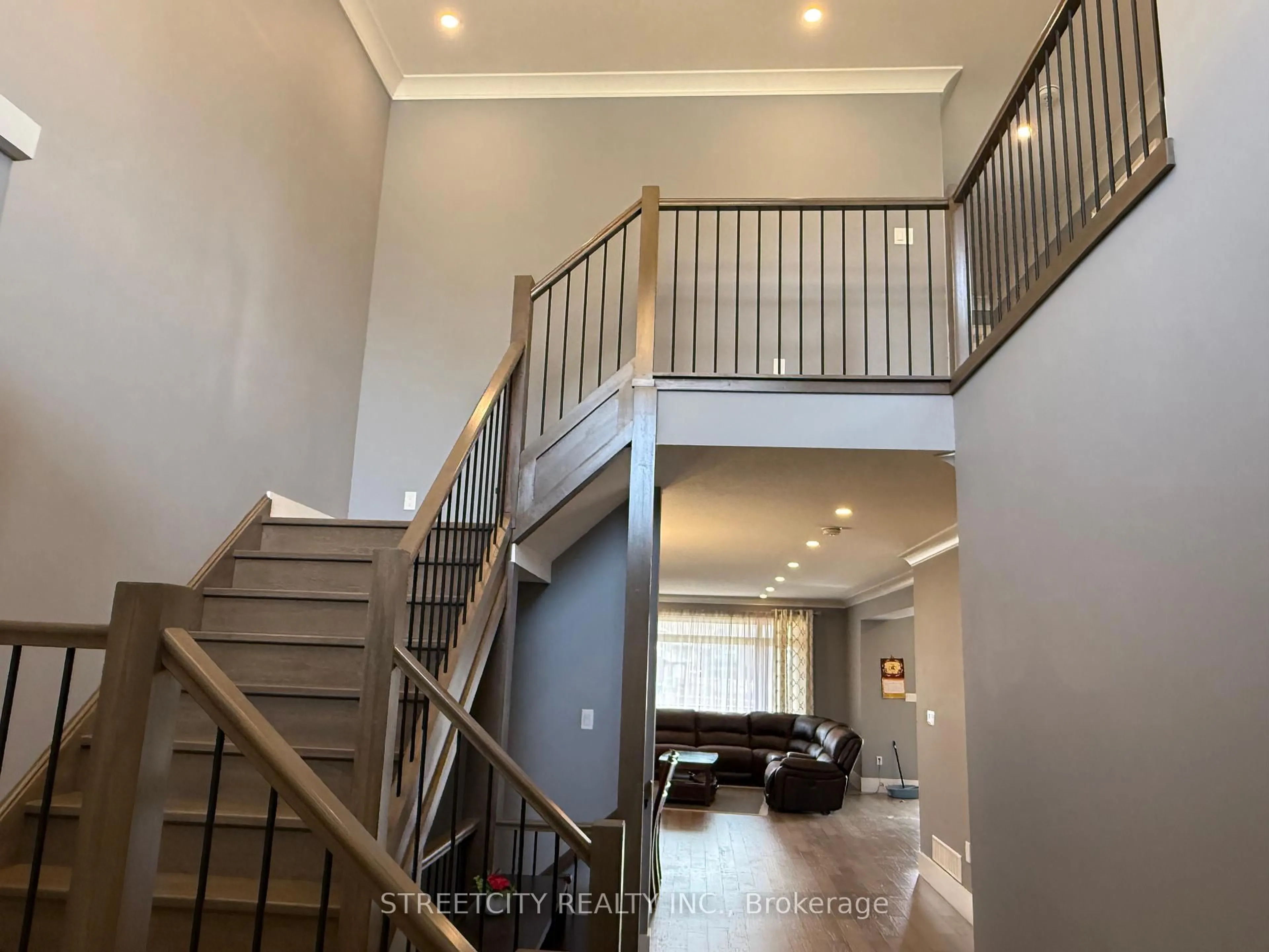 Indoor foyer for 1796 Brayford Ave, London South Ontario N6K 0H4