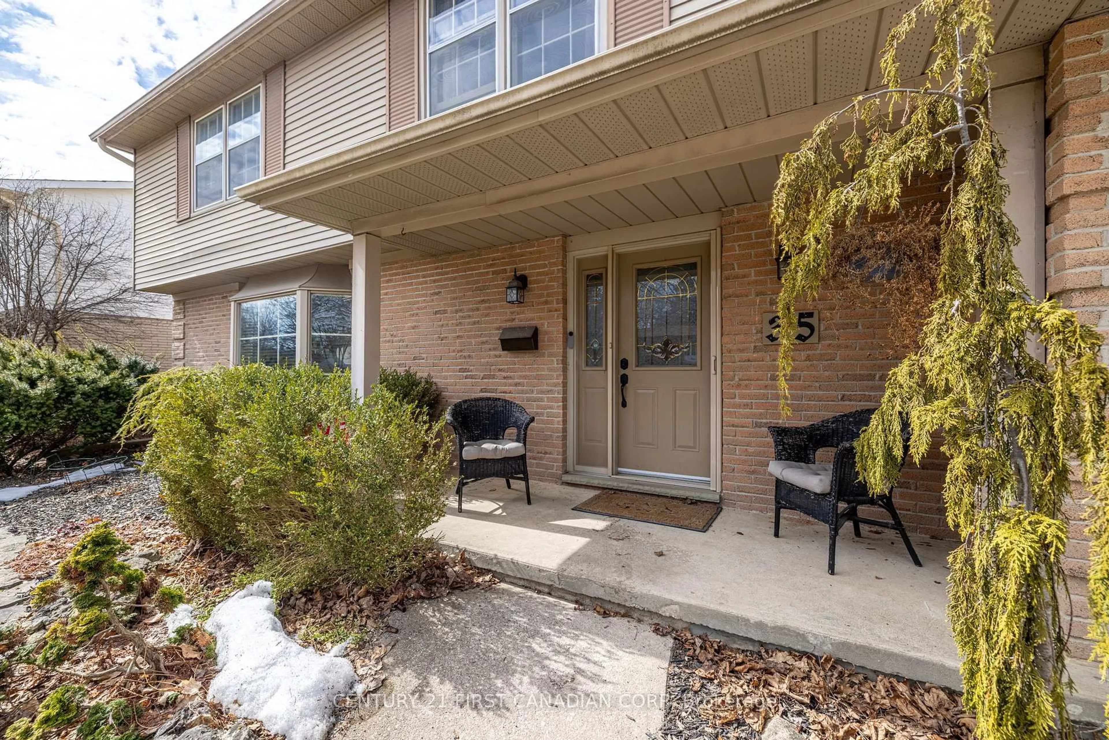 Indoor entryway for 35 Hillsmount Rd, London Ontario N6K 1W1