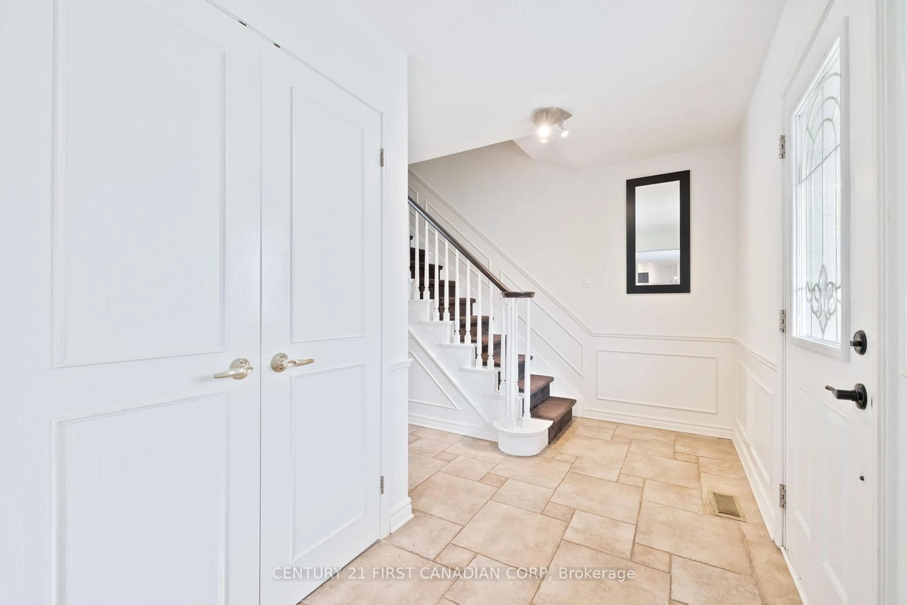 Indoor entryway for 35 Hillsmount Rd, London Ontario N6K 1W1