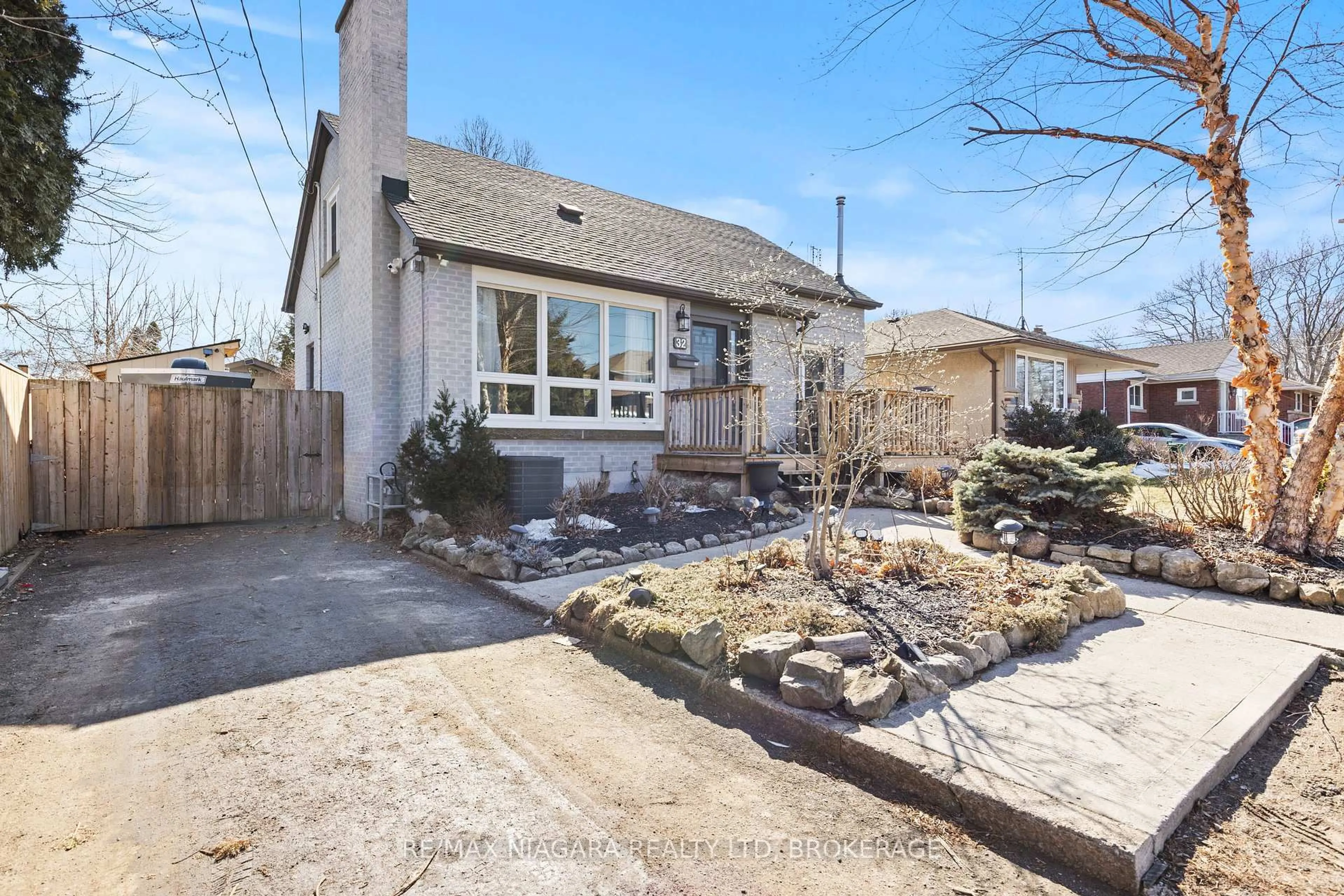 A pic from outside/outdoor area/front of a property/back of a property/a pic from drone, street for 32 Perry St, St. Catharines Ontario L2R 1L1