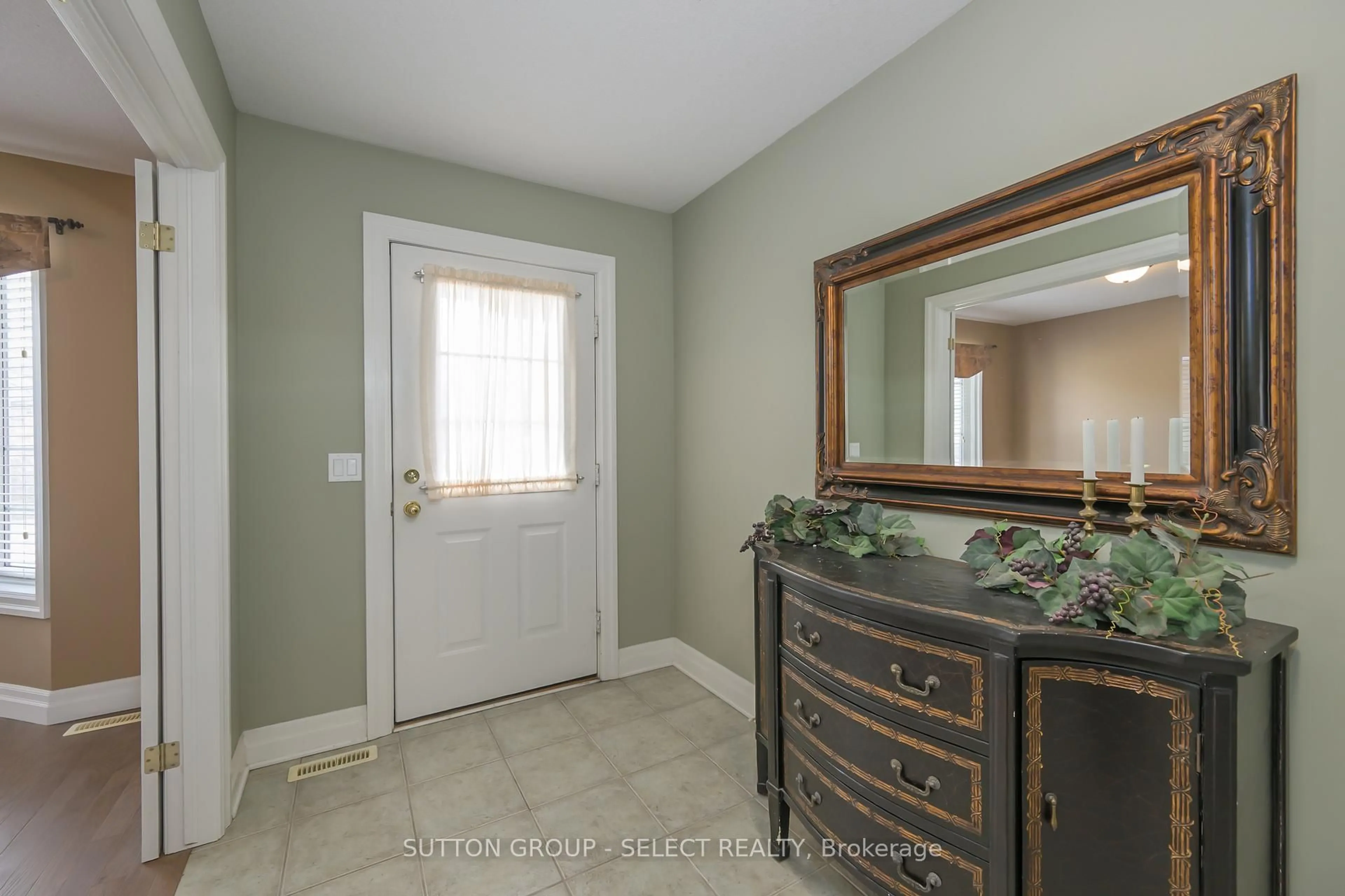 Indoor entryway for 1625 Attawandaron Rd #13, London Ontario N6G 3M5