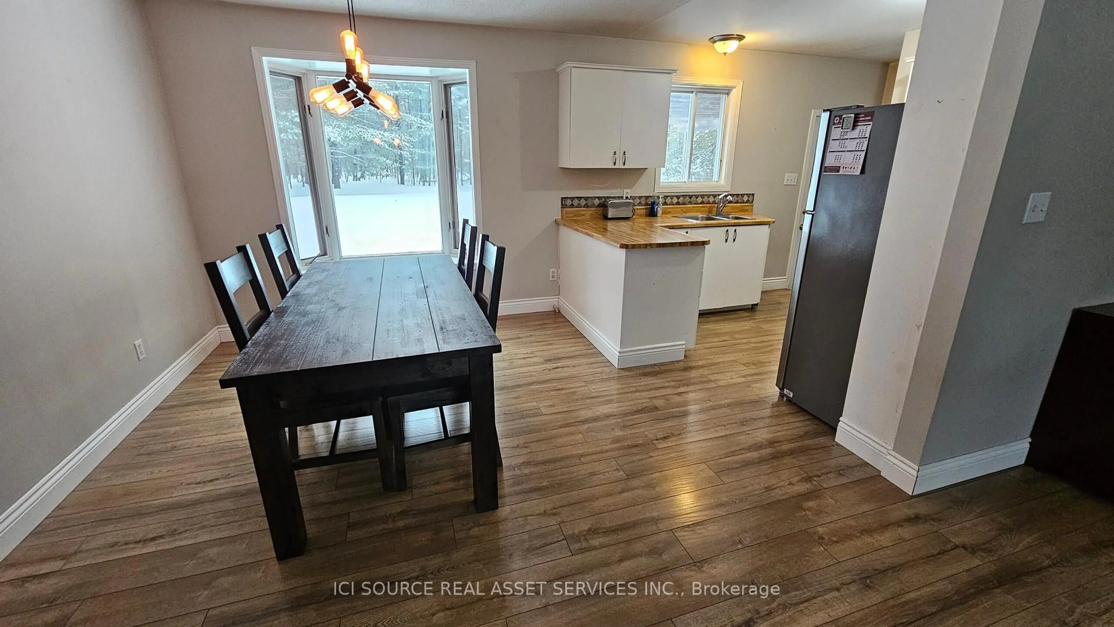 Open concept kitchen, wood/laminate floor for 188 Airport Rd, Petawawa Ontario K8A 6W7