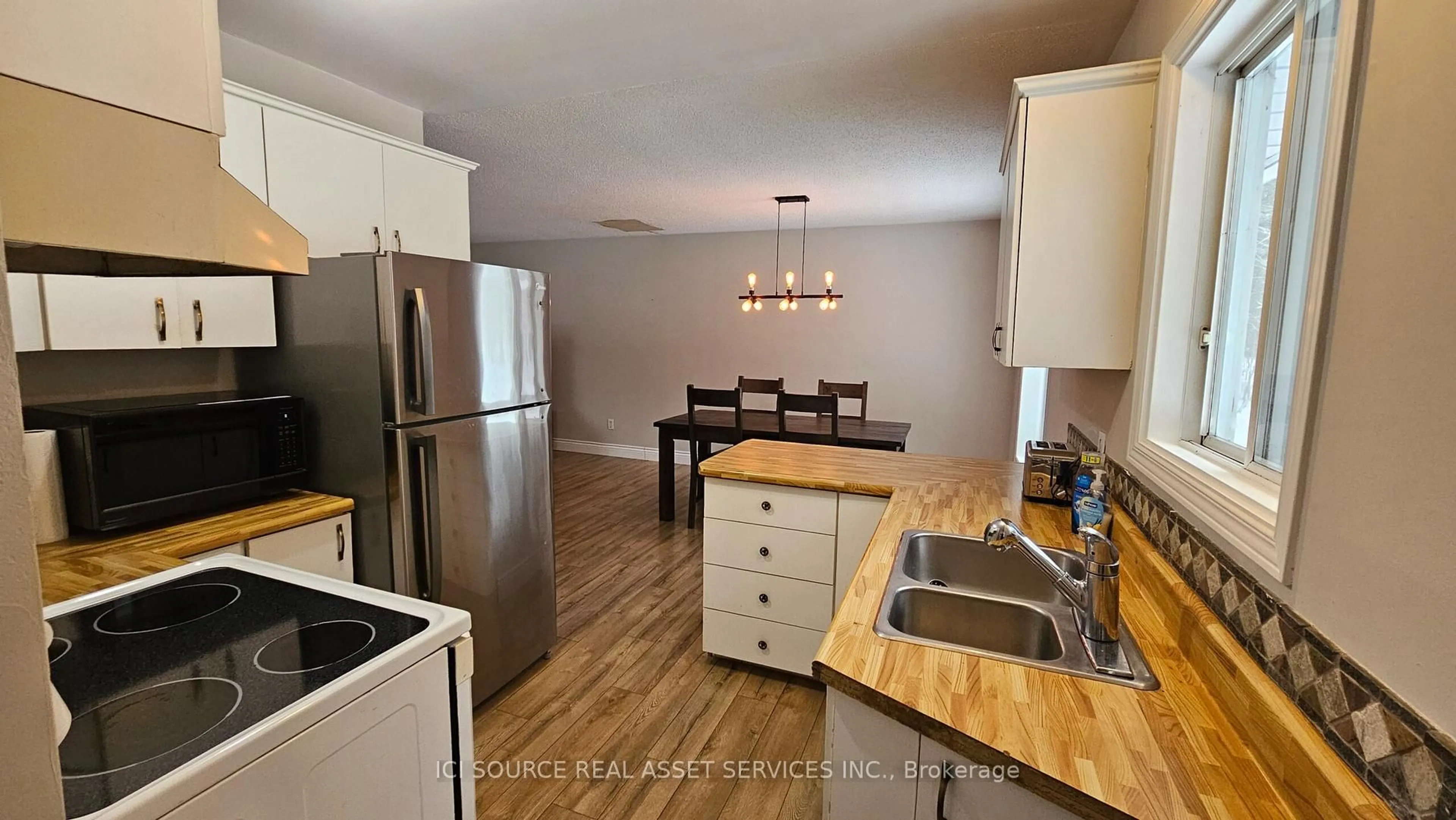 Open concept kitchen, wood/laminate floor for 188 Airport Rd, Petawawa Ontario K8A 6W7