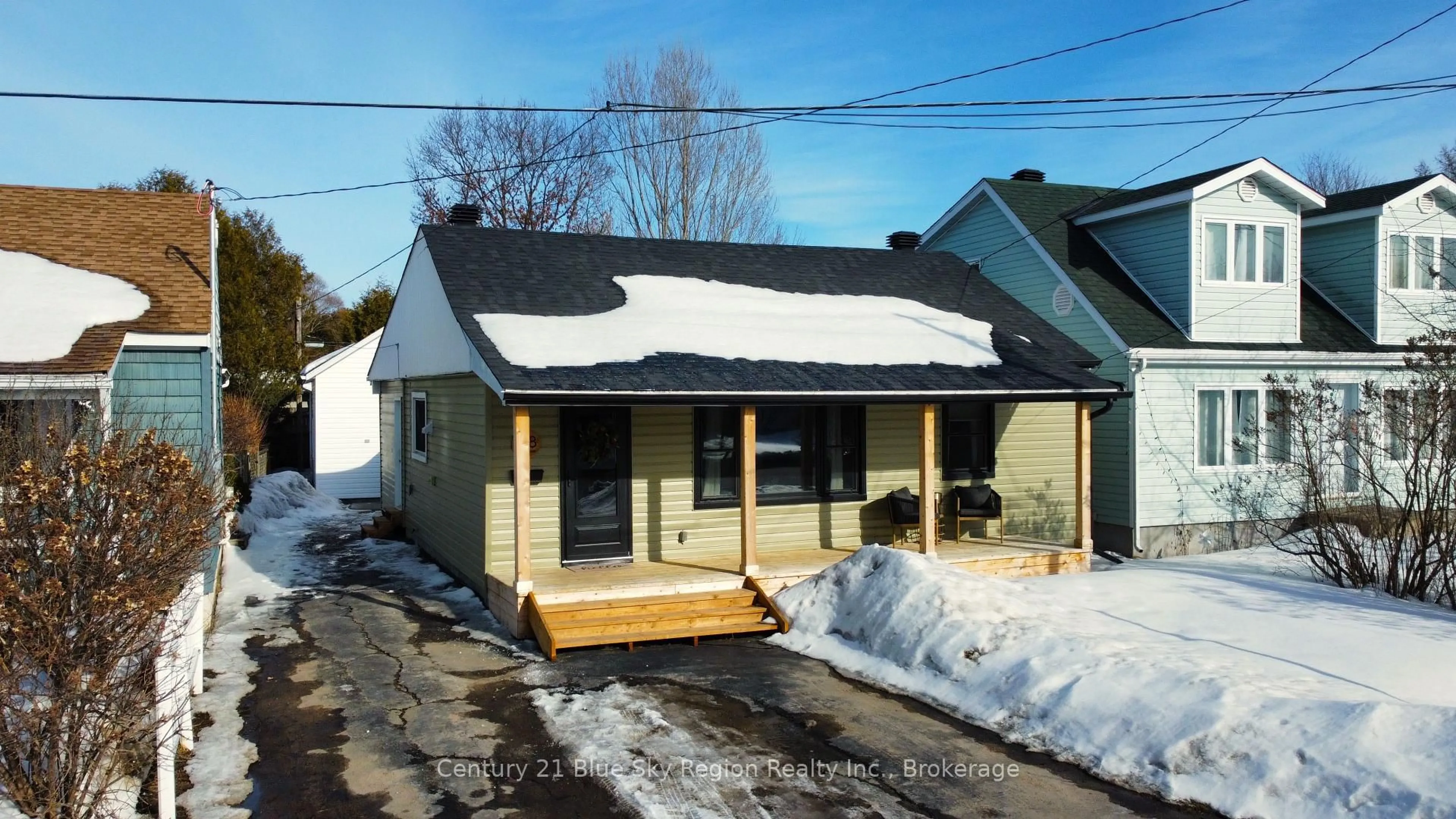 Home with vinyl exterior material, street for 188 Lee Ave, North Bay Ontario P1A 2K3