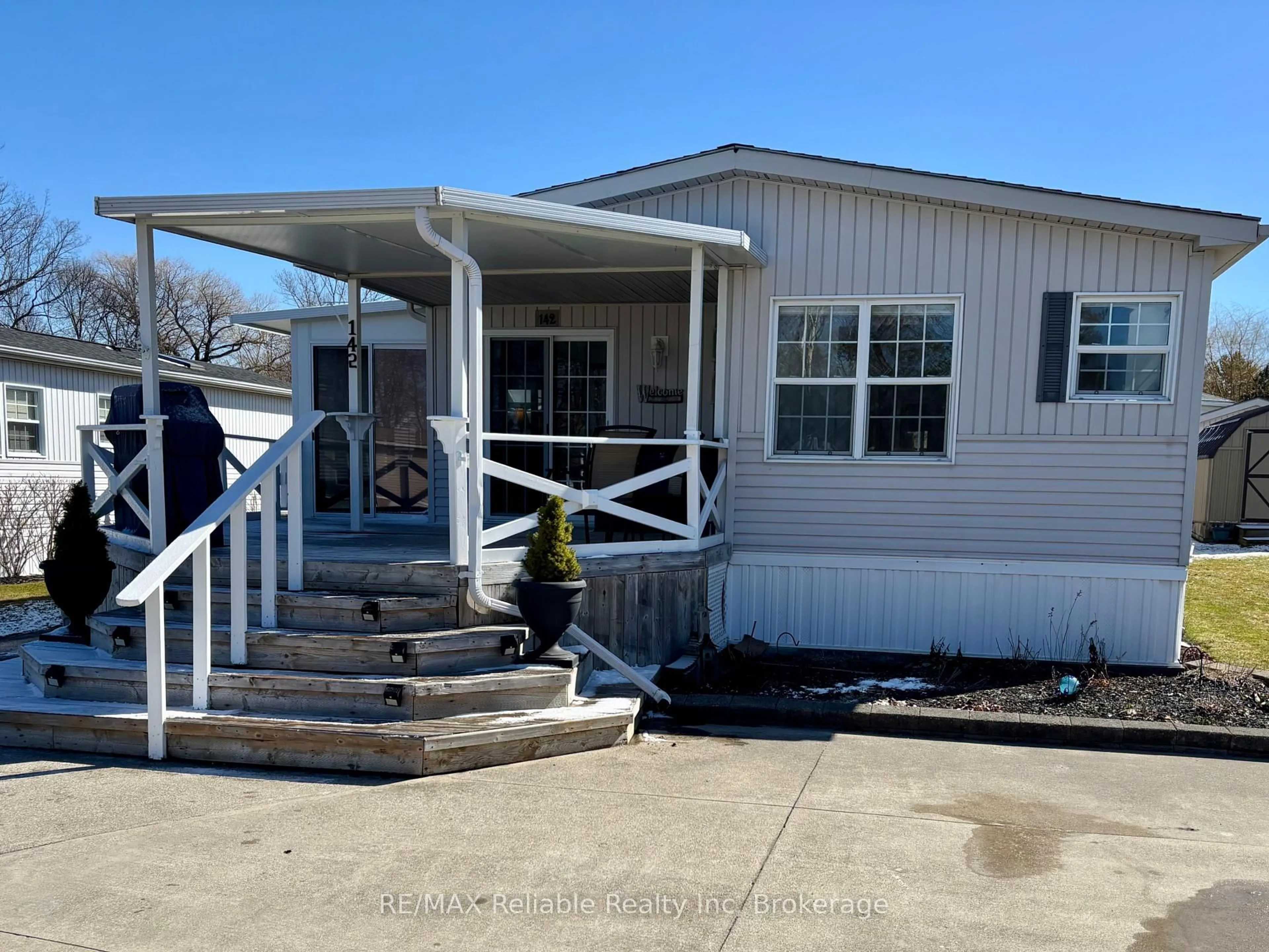 Home with vinyl exterior material, unknown for 142 Sandbagger Cres, Bluewater Ontario N0M 1G0