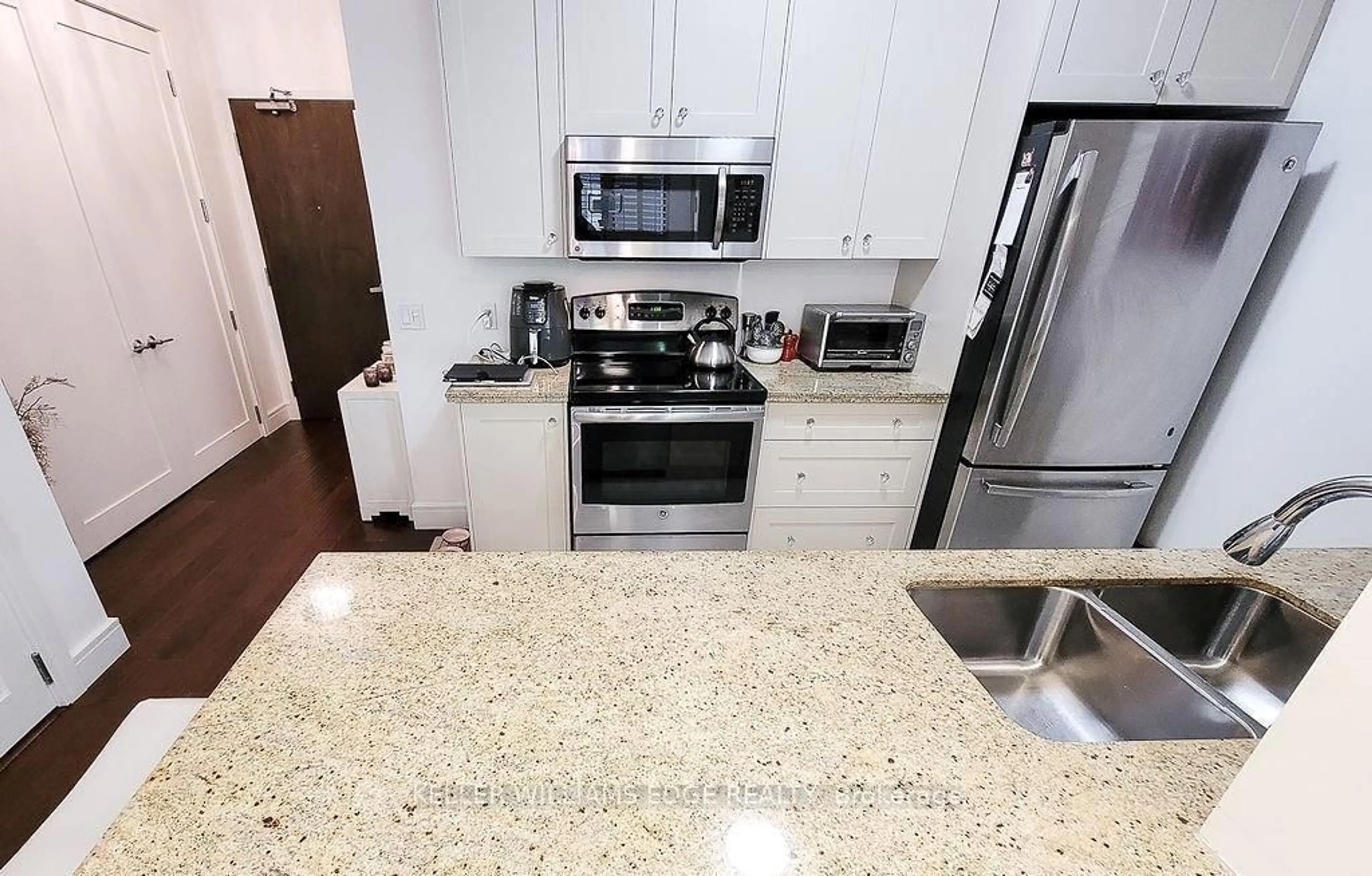 Standard kitchen, unknown for 112 King St #410, Hamilton Ontario L8N 1A8