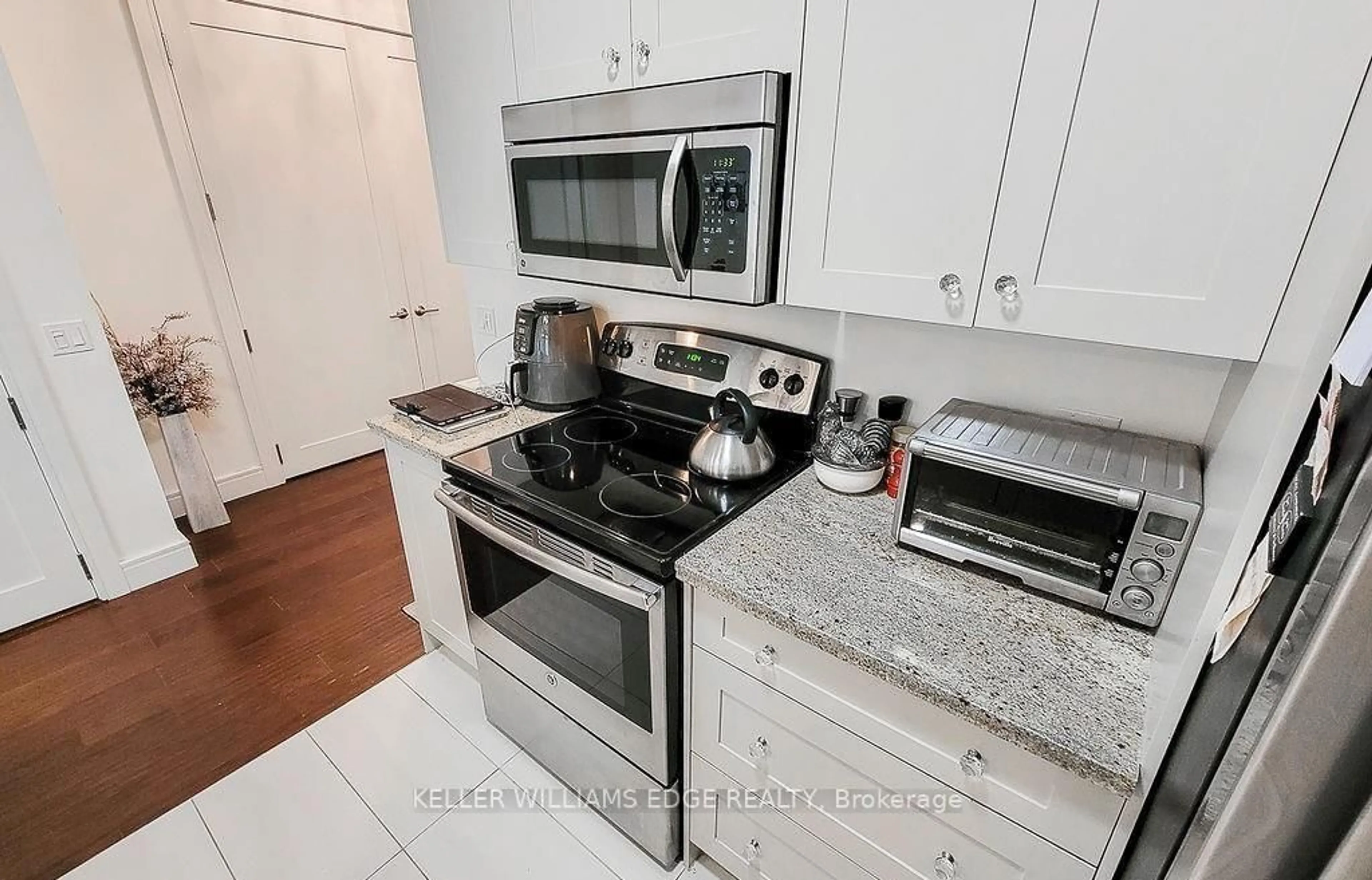 Standard kitchen, unknown for 112 King St #410, Hamilton Ontario L8N 1A8