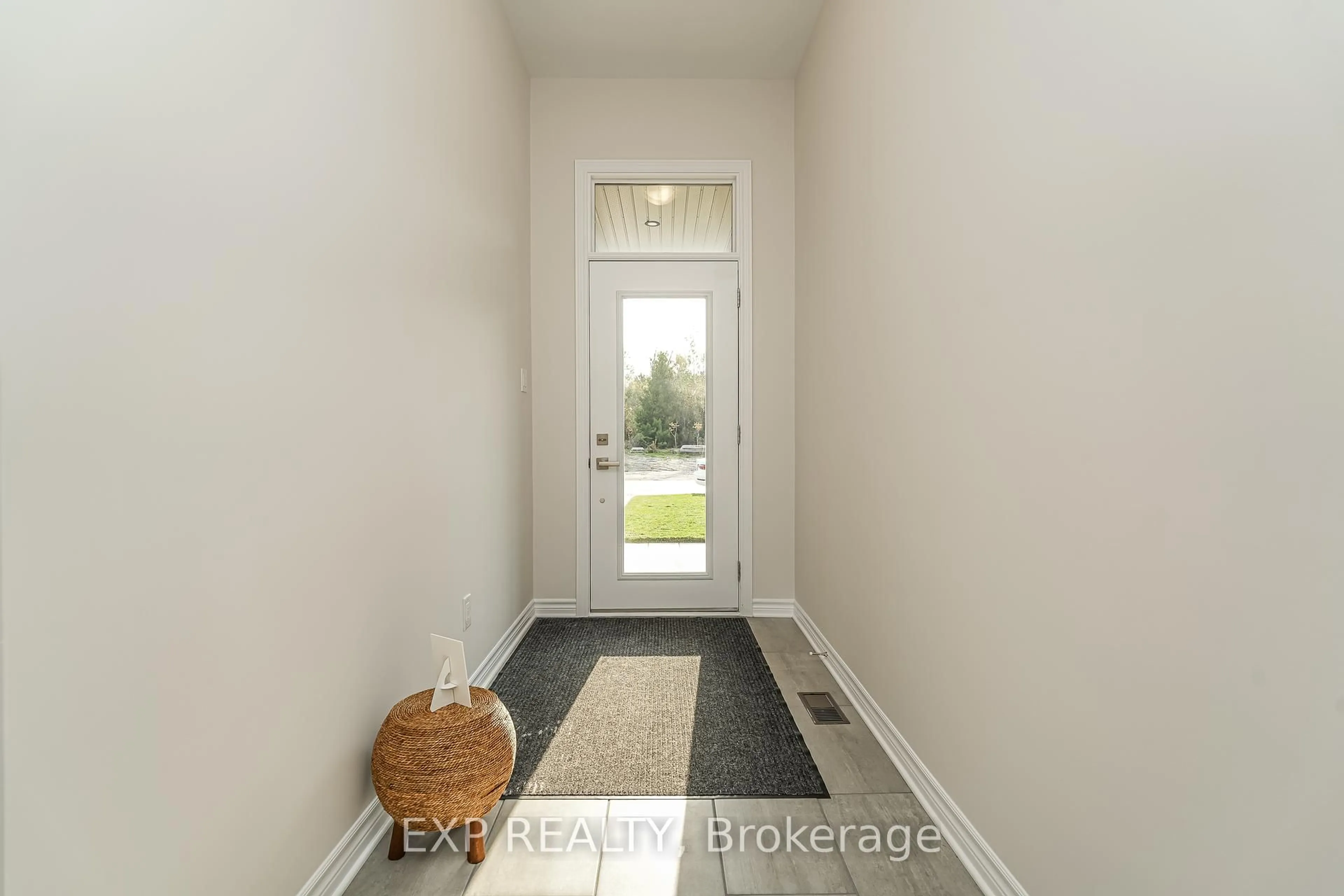 Indoor entryway for 304 OAKMONT Dr, North Grenville Ontario K0G 1J0