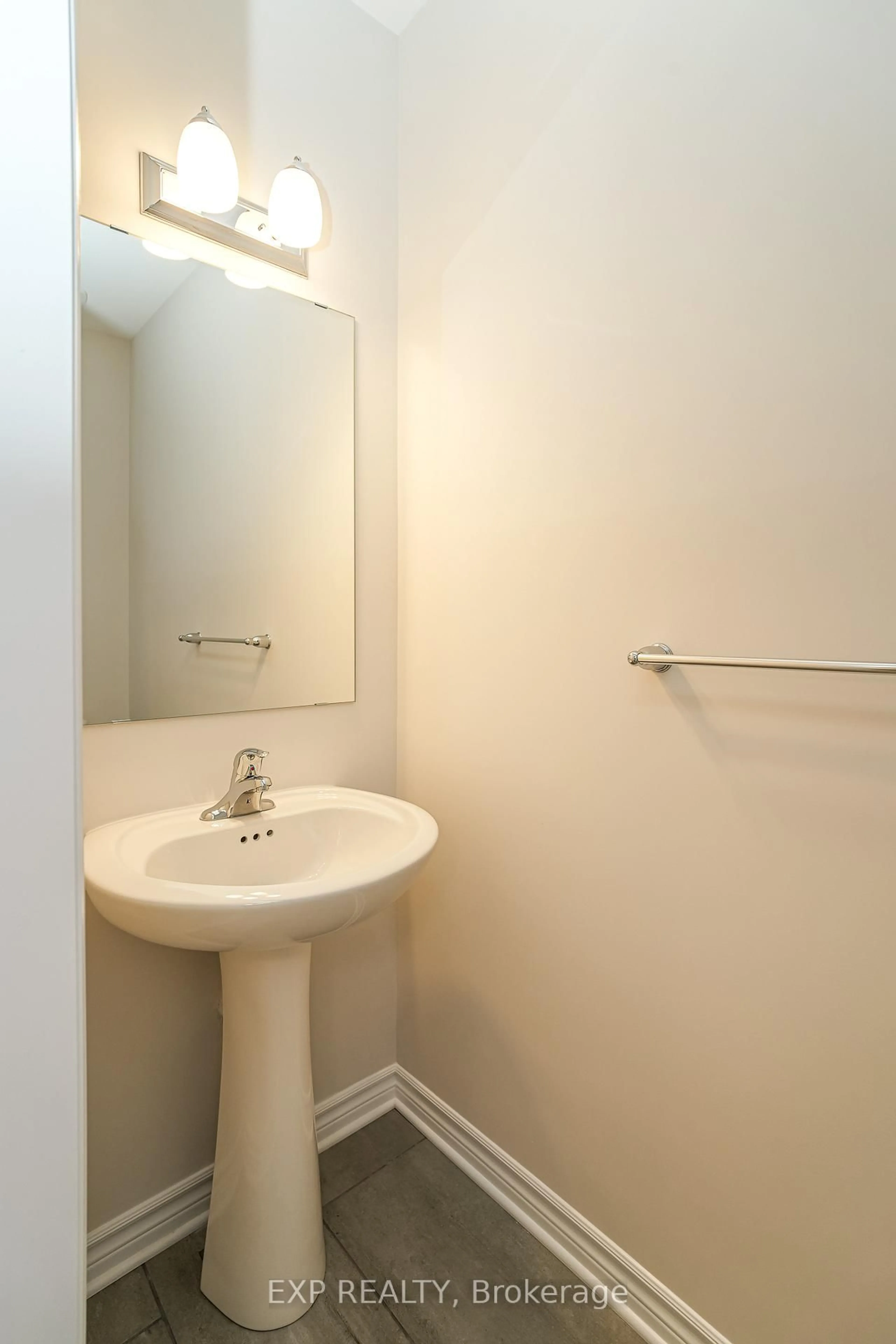 Standard bathroom, unknown for 304 OAKMONT Dr, North Grenville Ontario K0G 1J0