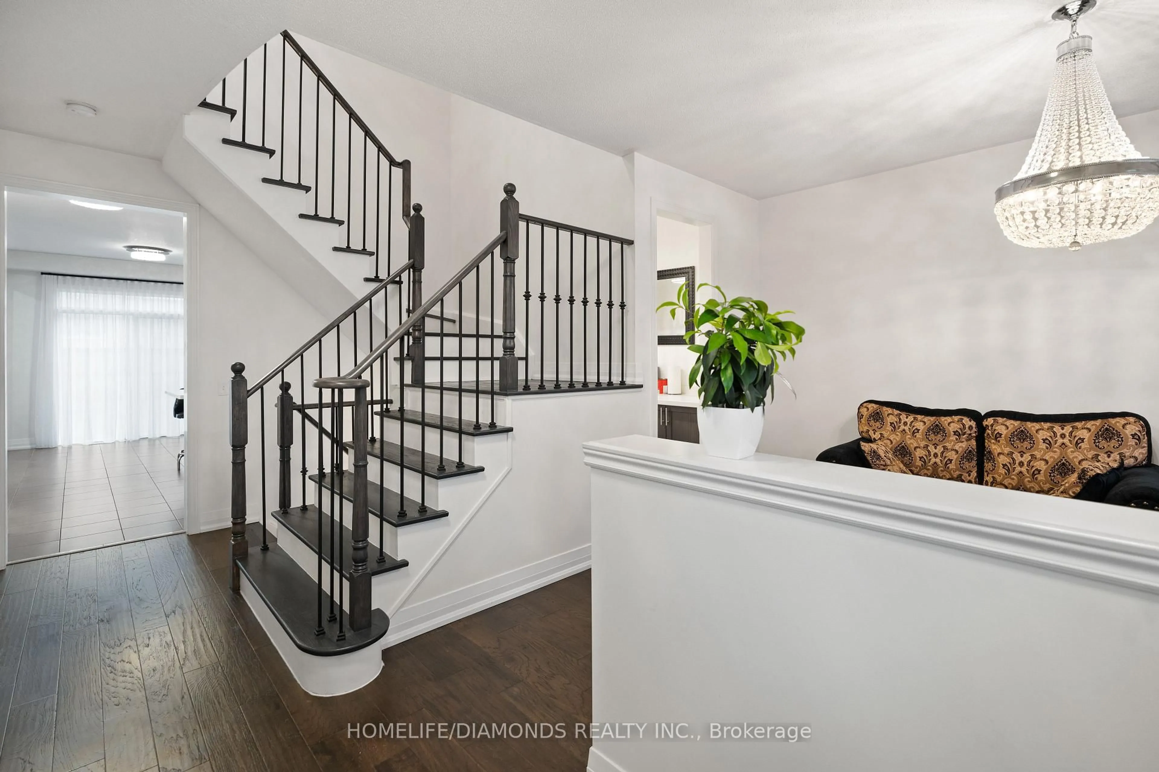 Indoor entryway for 16 White Ash Rd, Thorold Ontario L2V 0B3
