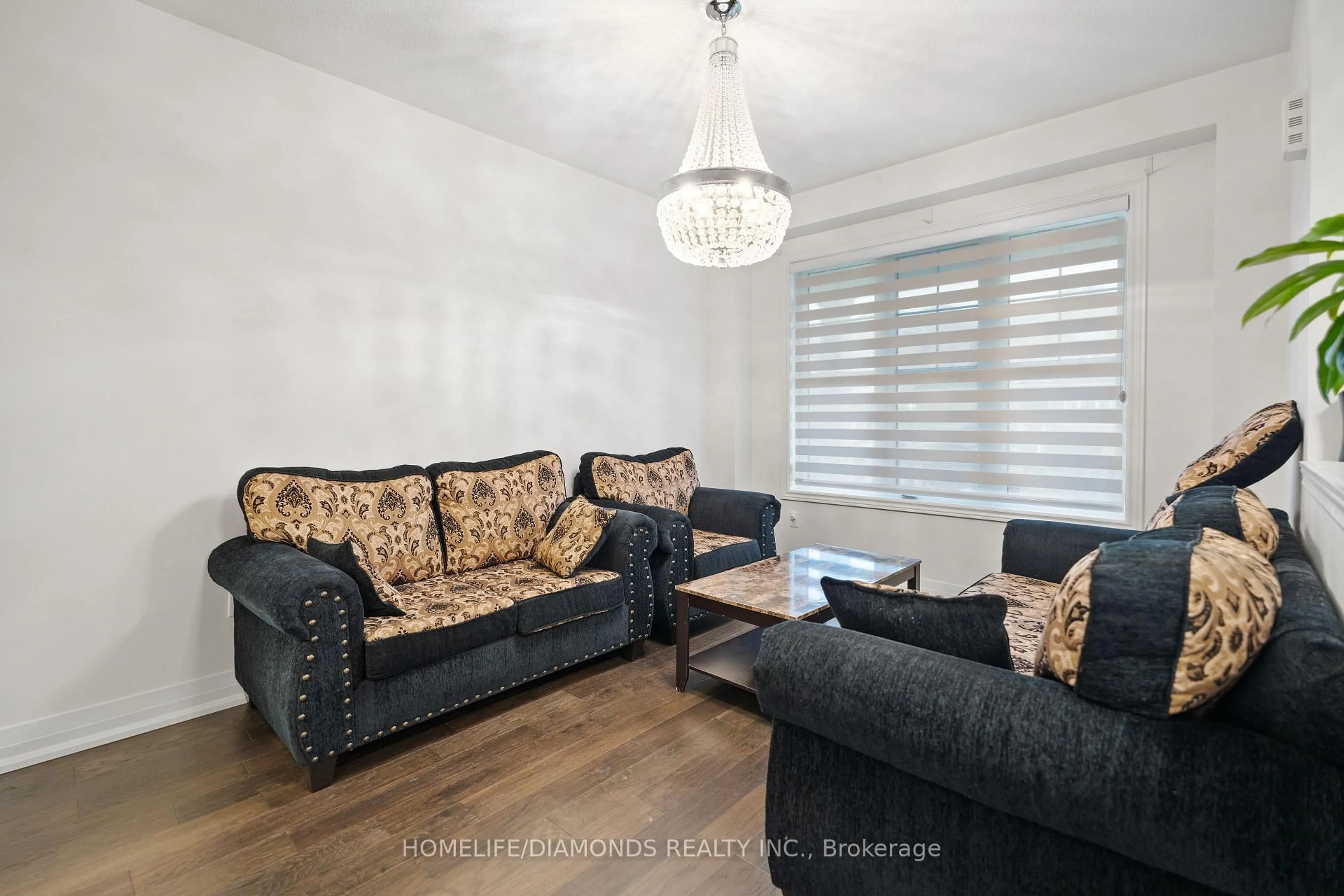 Living room with furniture, wood/laminate floor for 16 White Ash Rd, Thorold Ontario L2V 0B3