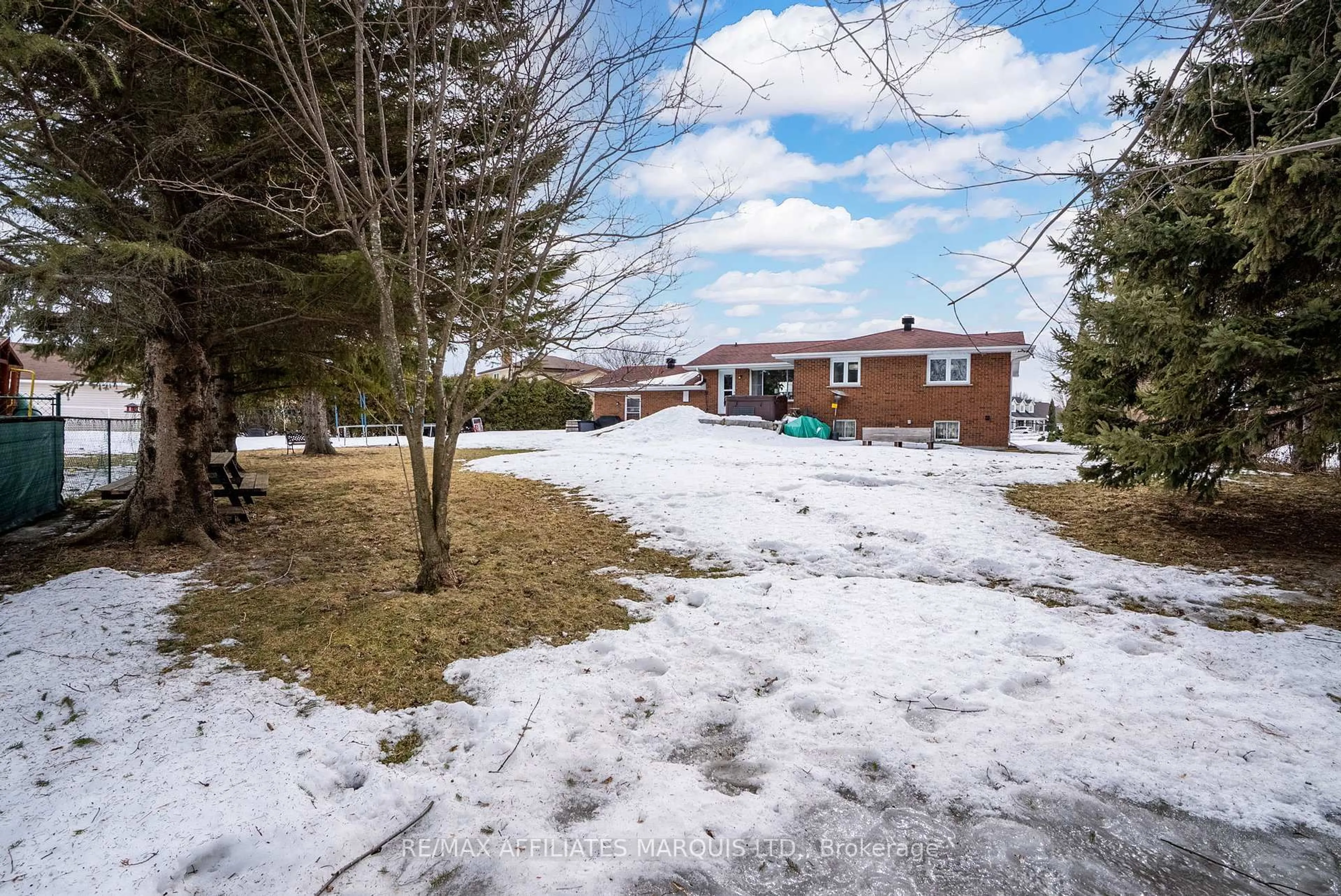 A pic from outside/outdoor area/front of a property/back of a property/a pic from drone, street for 1949 Belvedere Cres, Cornwall Ontario K6H 6L9