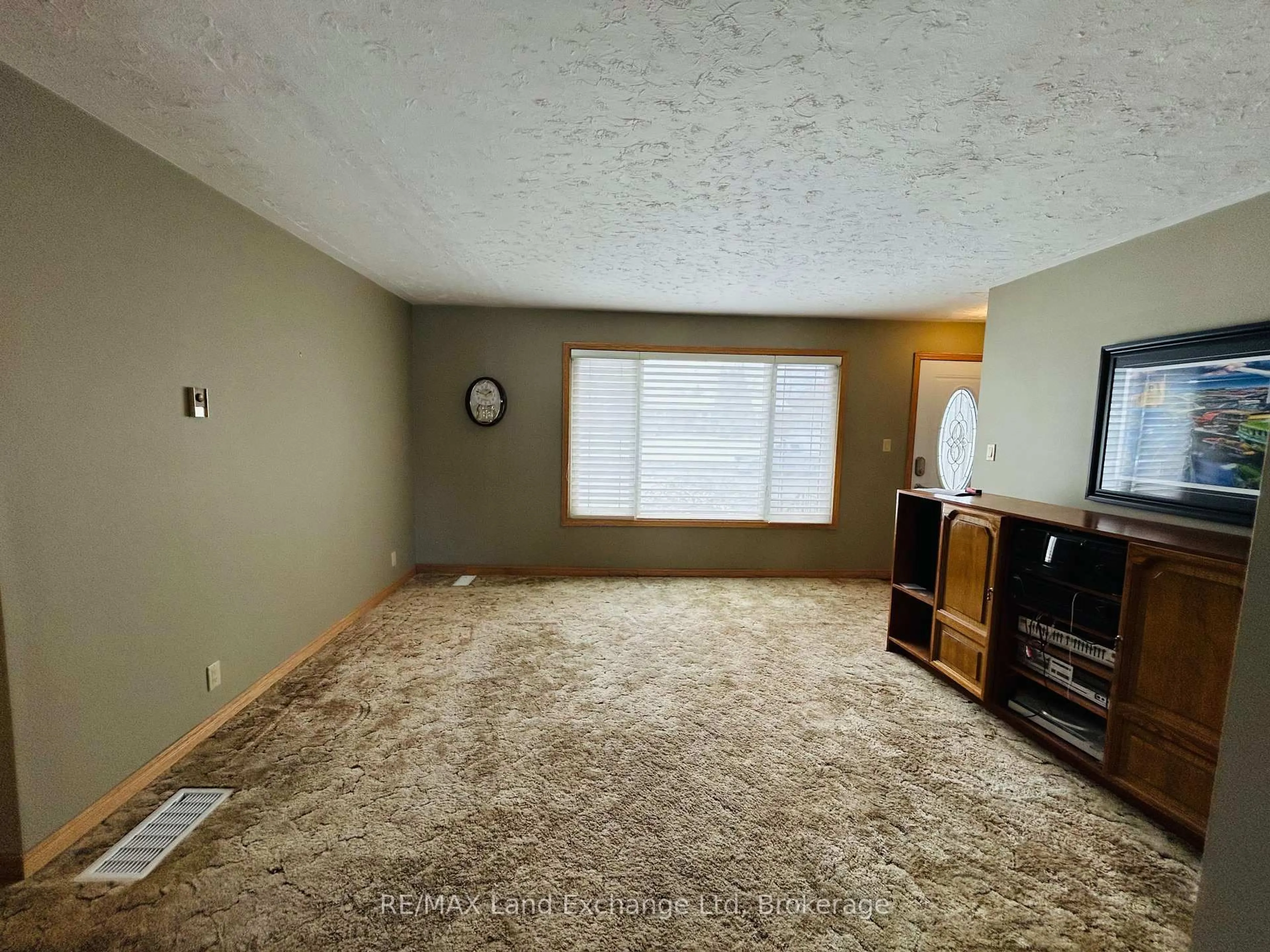 A pic of a room for 81 Queen St, Morris Turnberry Ontario N0G 1G0