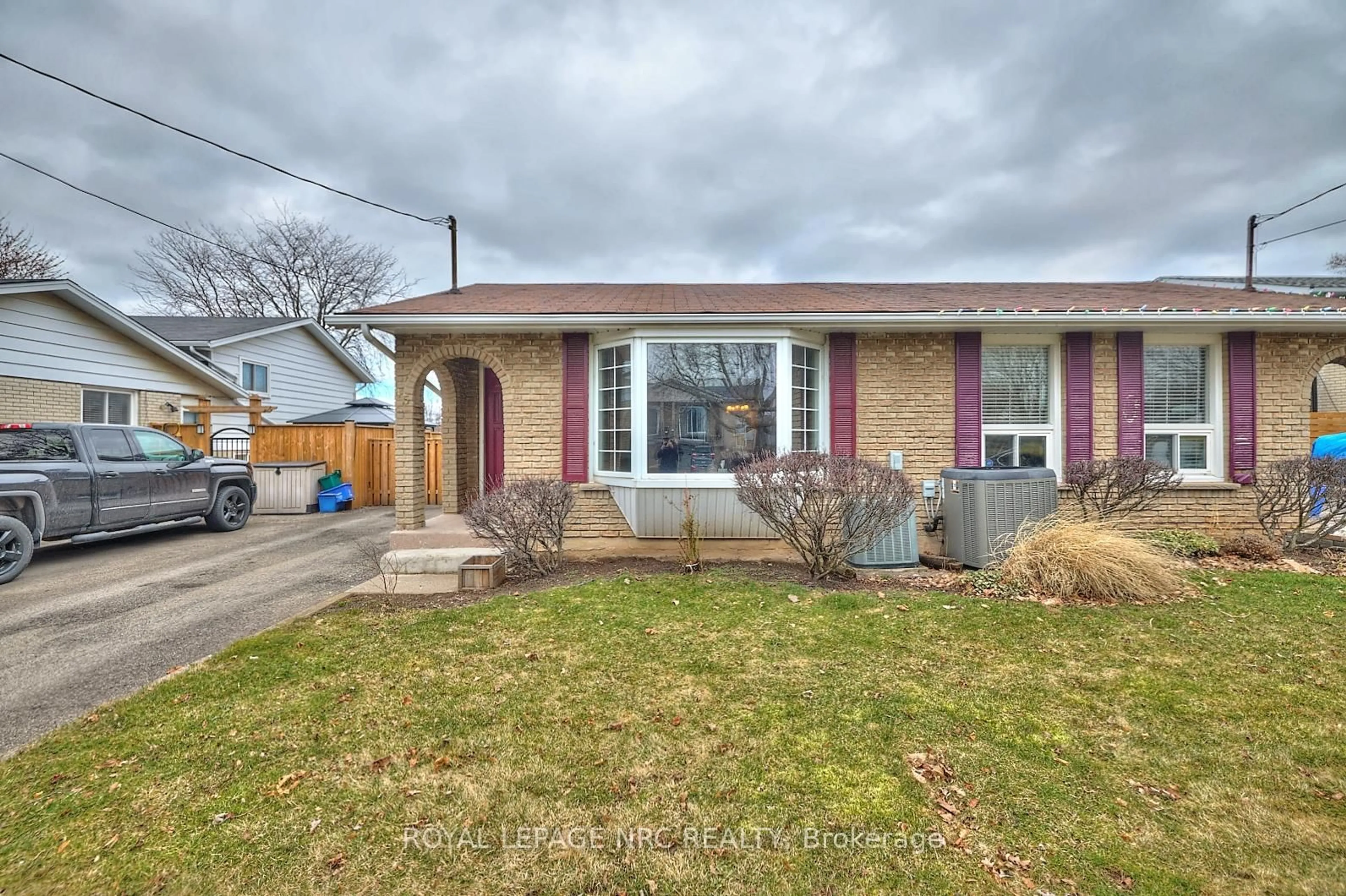 Home with brick exterior material, street for 45 Green Maple Dr, St. Catharines Ontario L2P 3P4