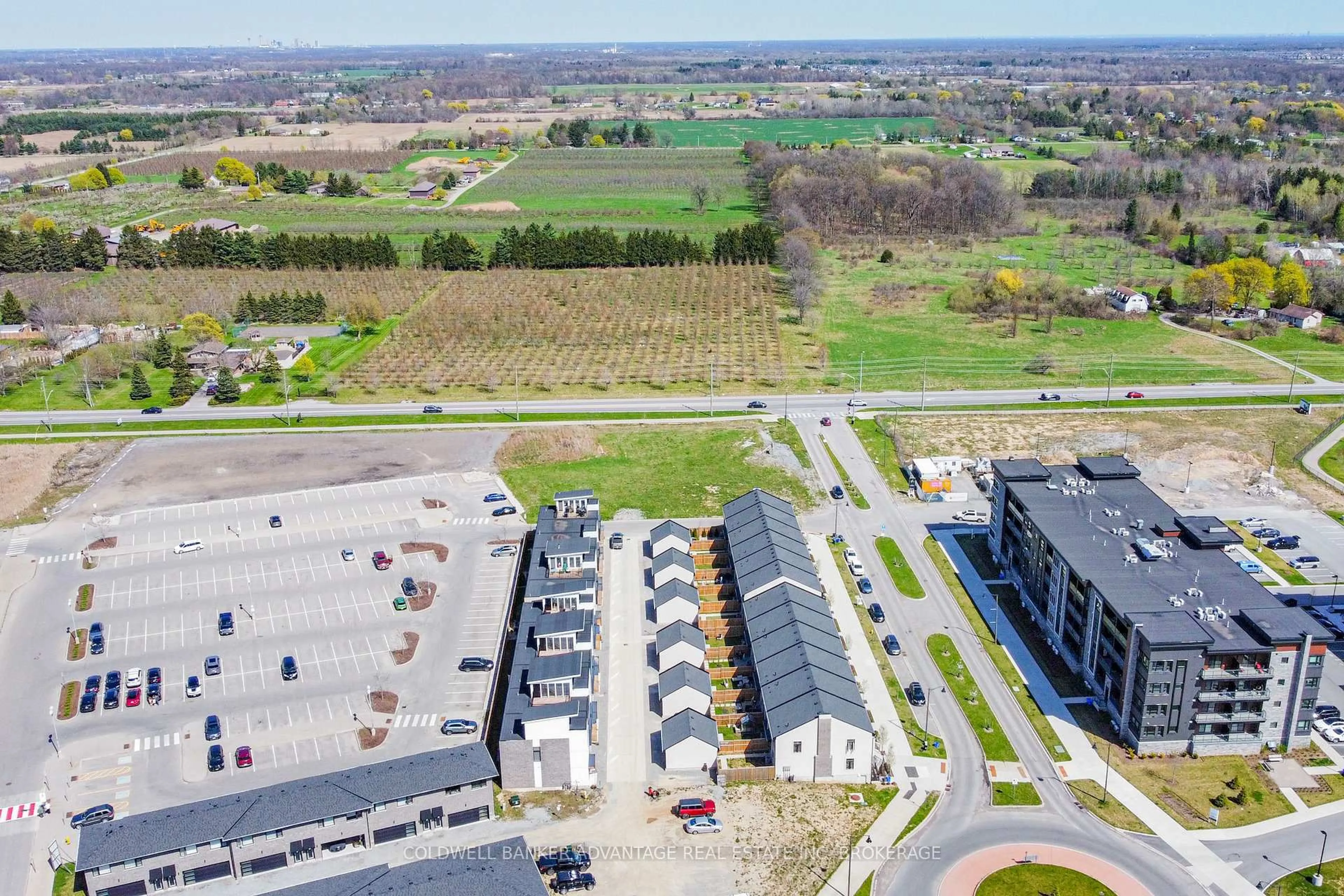 A pic from outside/outdoor area/front of a property/back of a property/a pic from drone, unknown for 153 Summersides Blvd, Pelham Ontario L0S 1E6
