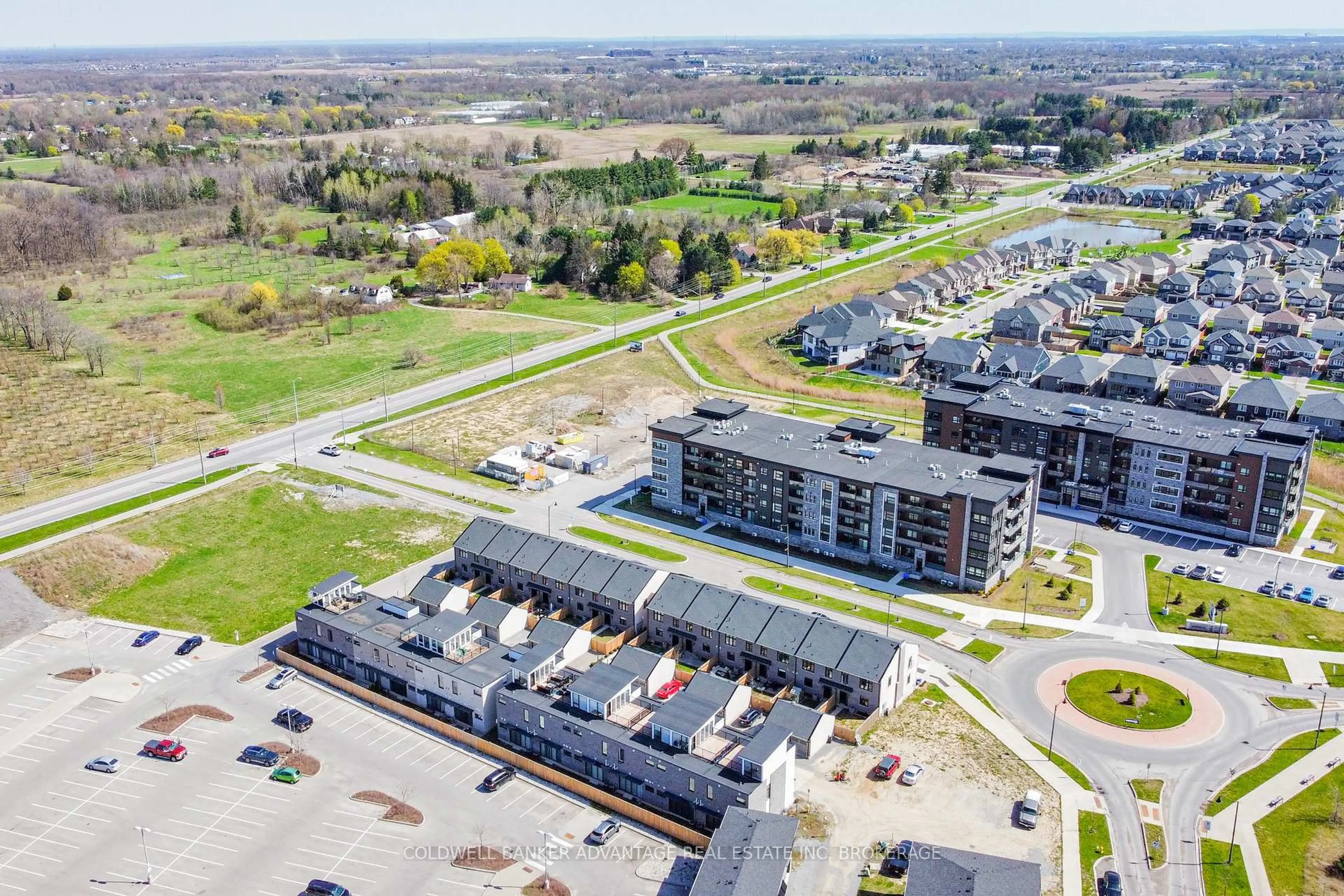 A pic from outside/outdoor area/front of a property/back of a property/a pic from drone, street for 153 Summersides Blvd, Pelham Ontario L0S 1E6