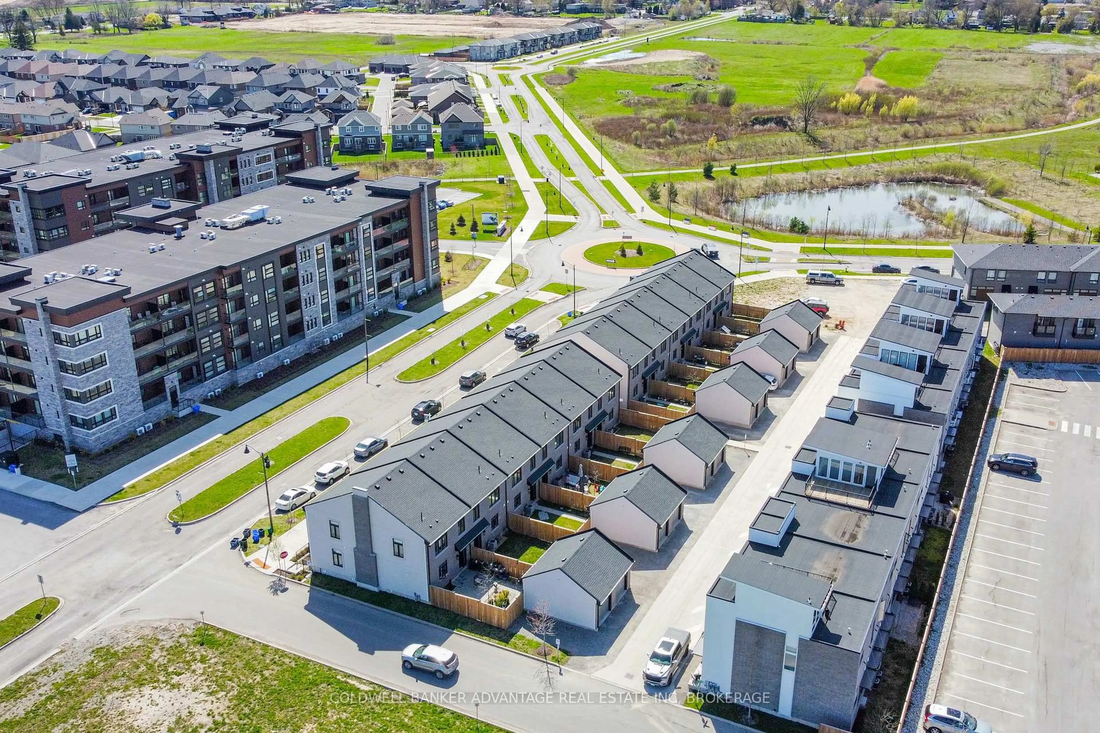 A pic from outside/outdoor area/front of a property/back of a property/a pic from drone, street for 153 Summersides Blvd, Pelham Ontario L0S 1E6