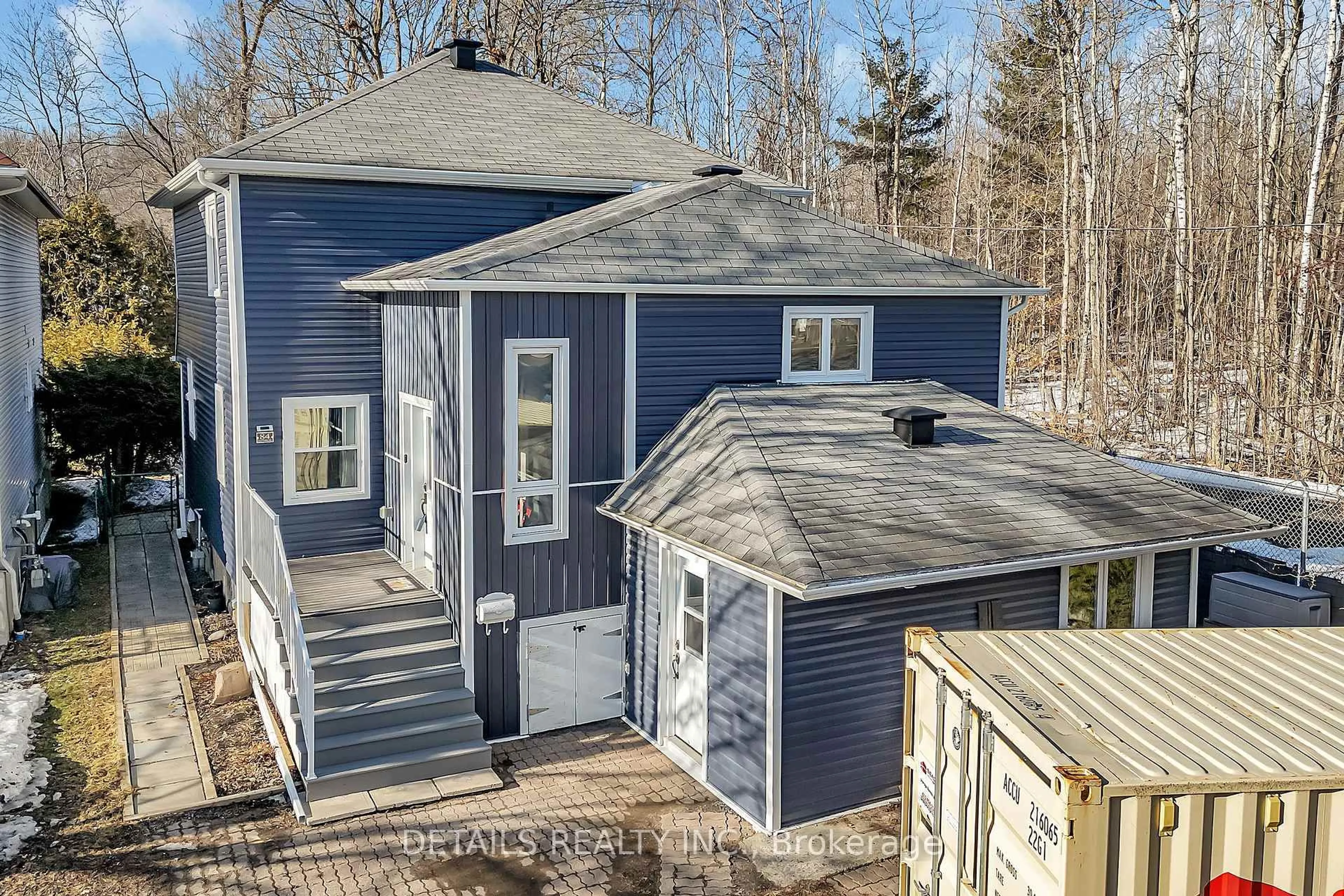 A pic from outside/outdoor area/front of a property/back of a property/a pic from drone, unknown for 84 EASTPARK Dr, Ottawa Ontario K1B 4A4