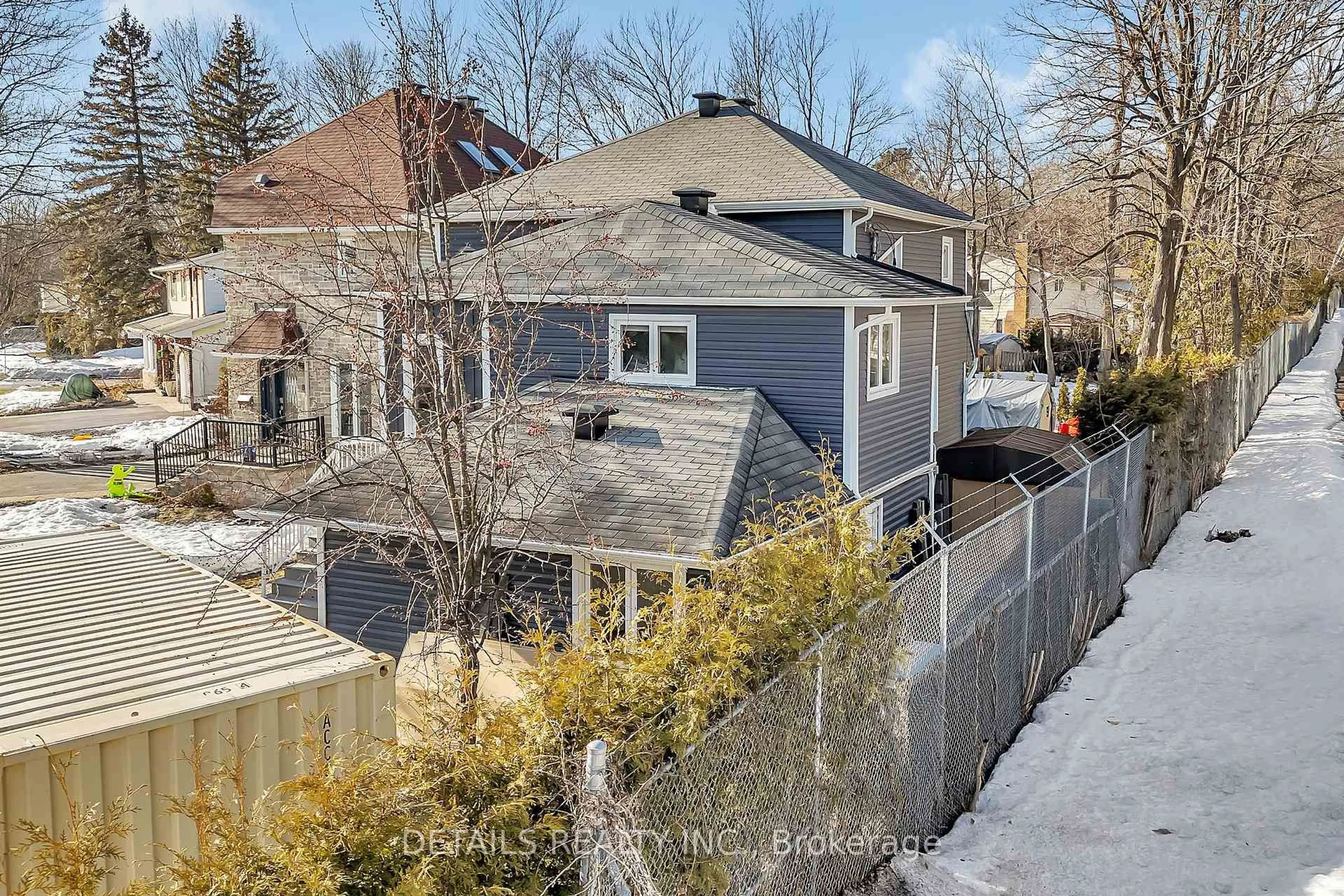 A pic from outside/outdoor area/front of a property/back of a property/a pic from drone, street for 84 EASTPARK Dr, Ottawa Ontario K1B 4A4
