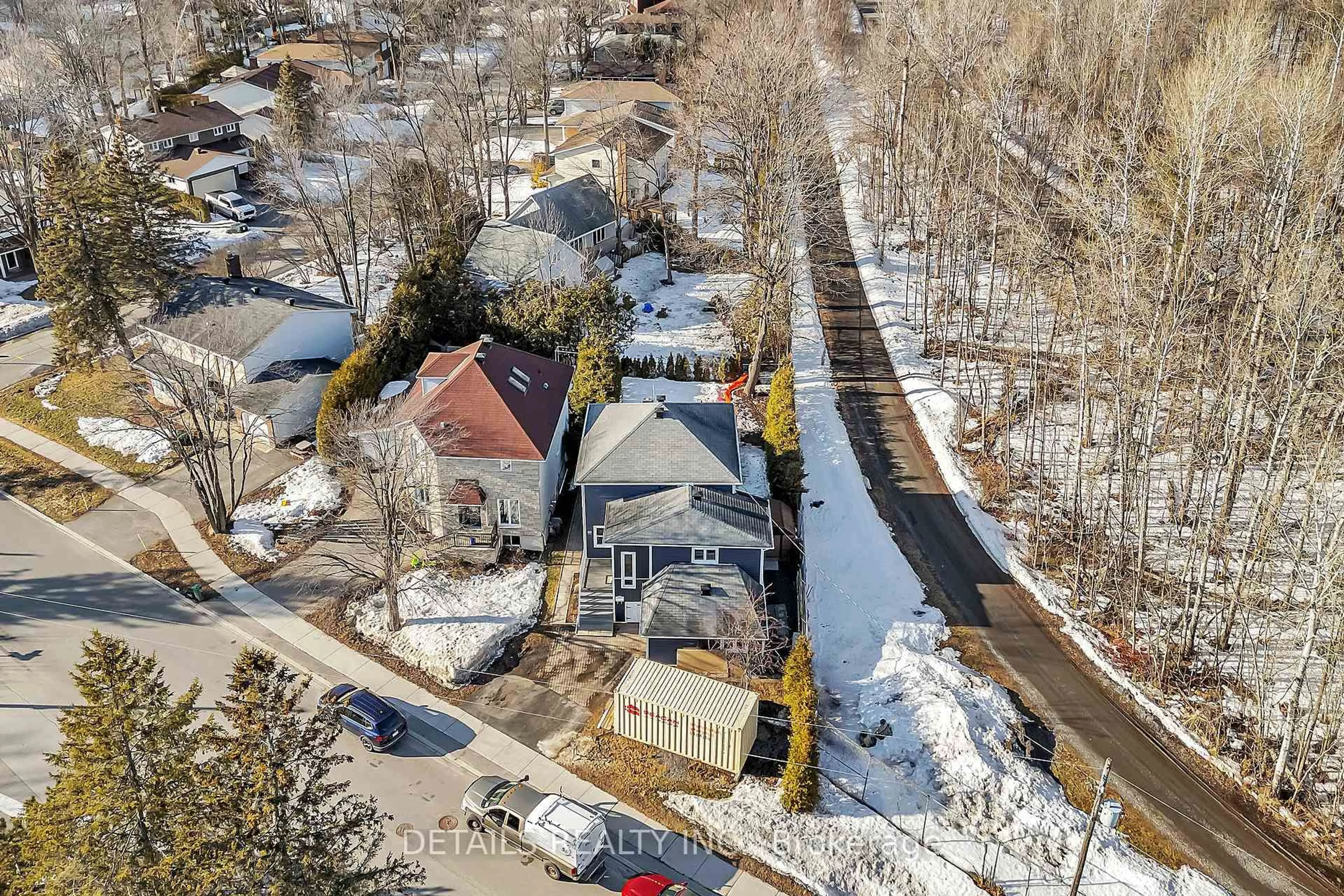 A pic from outside/outdoor area/front of a property/back of a property/a pic from drone, street for 84 EASTPARK Dr, Ottawa Ontario K1B 4A4