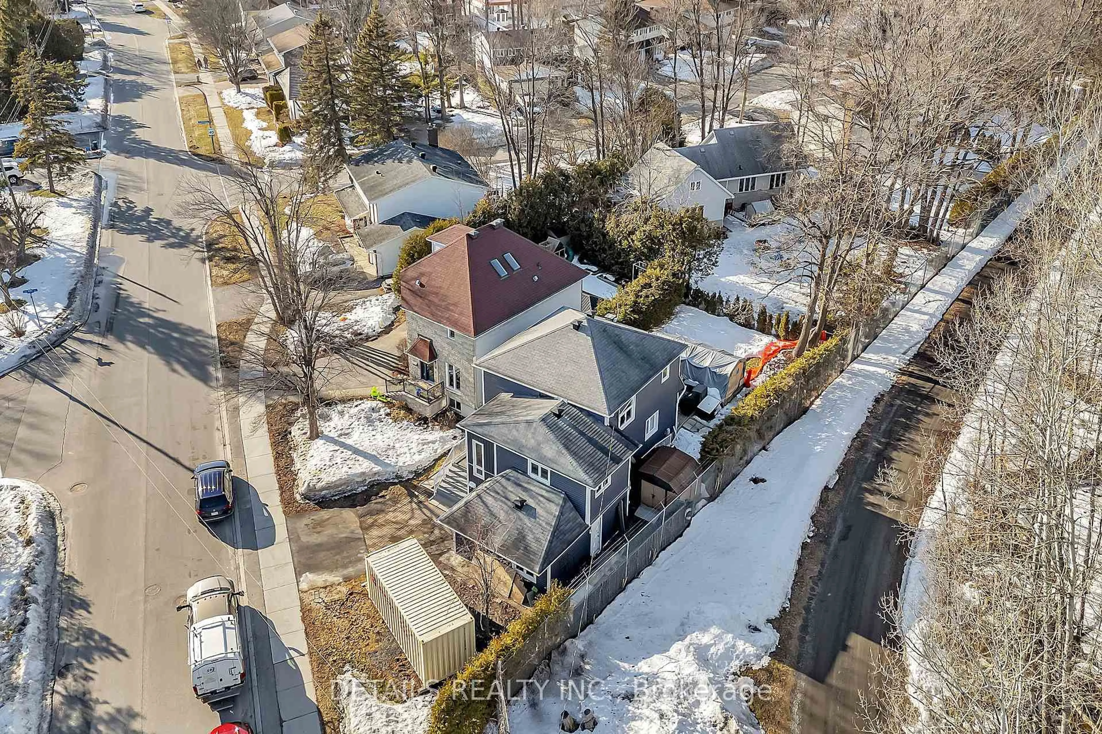 A pic from outside/outdoor area/front of a property/back of a property/a pic from drone, street for 84 EASTPARK Dr, Ottawa Ontario K1B 4A4