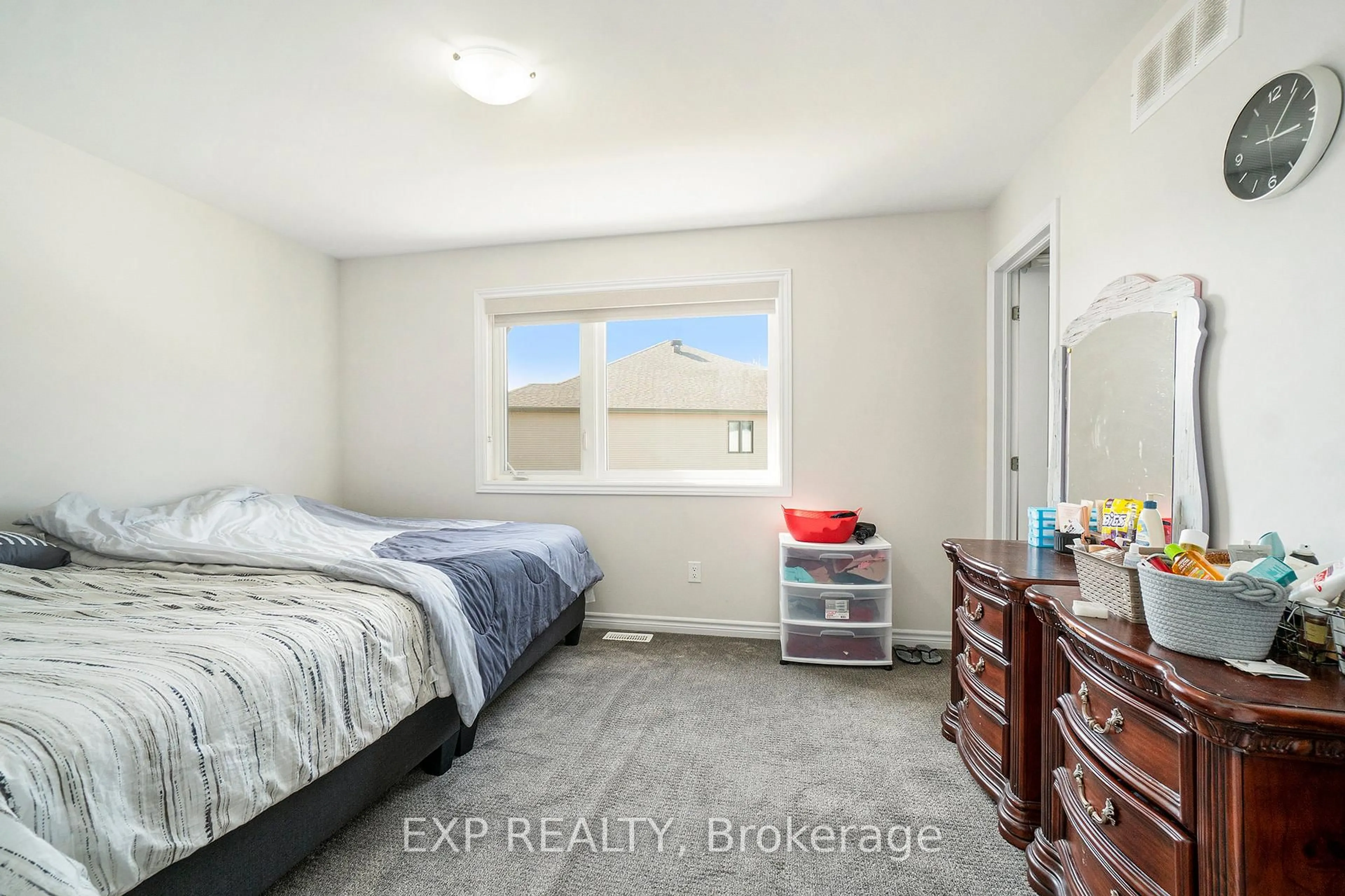 A pic of a room for 715 Miikana Rd, Ottawa Ontario K1X 0E5