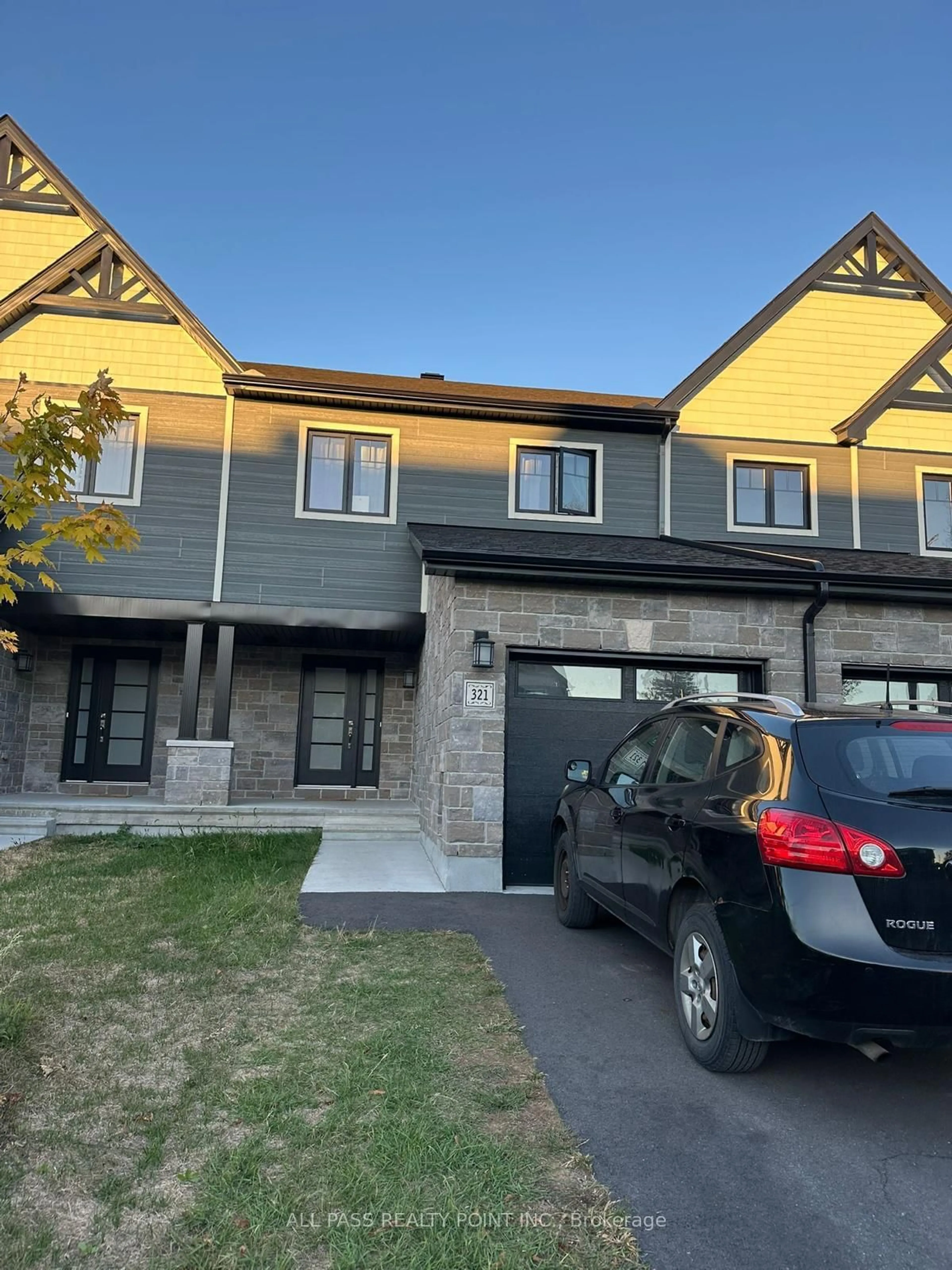 A pic from outside/outdoor area/front of a property/back of a property/a pic from drone, street for 321 Avenue Ave, Clarence-Rockland Ontario K7M 1C8