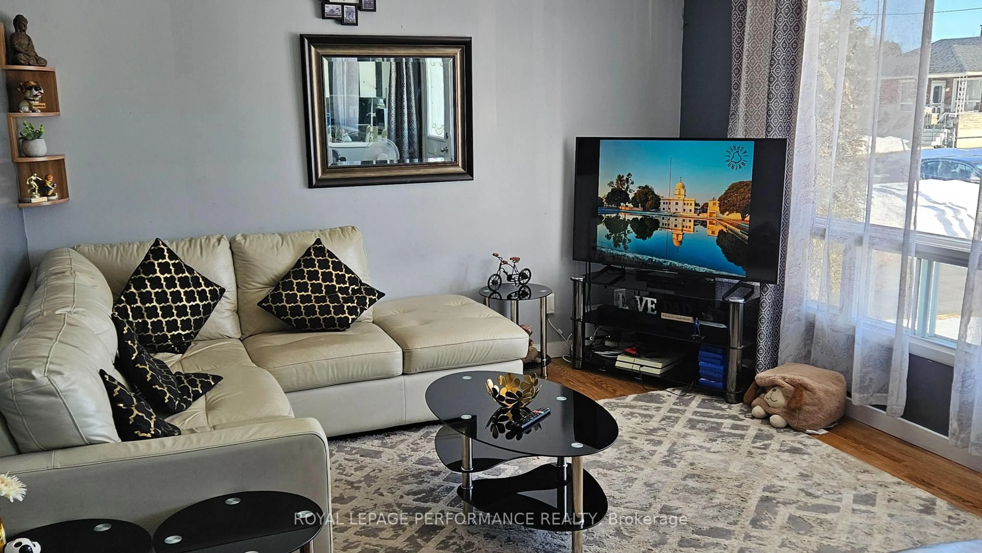 Living room with furniture, unknown for 1208 Henry St, Cornwall Ontario K6J 5A6