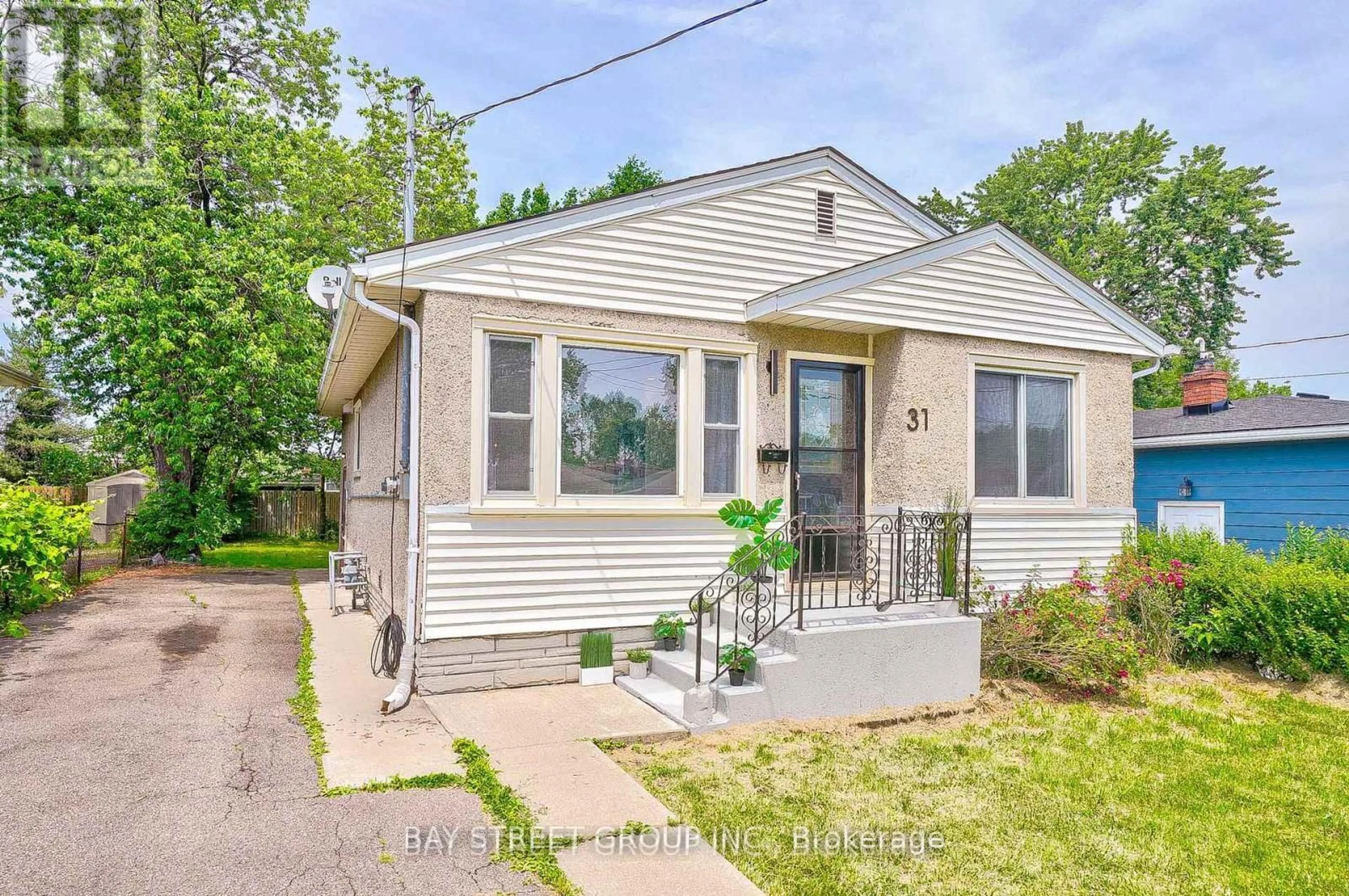 Home with vinyl exterior material, street for 31 Warren Rd, St. Catharines Ontario L2P 1K7