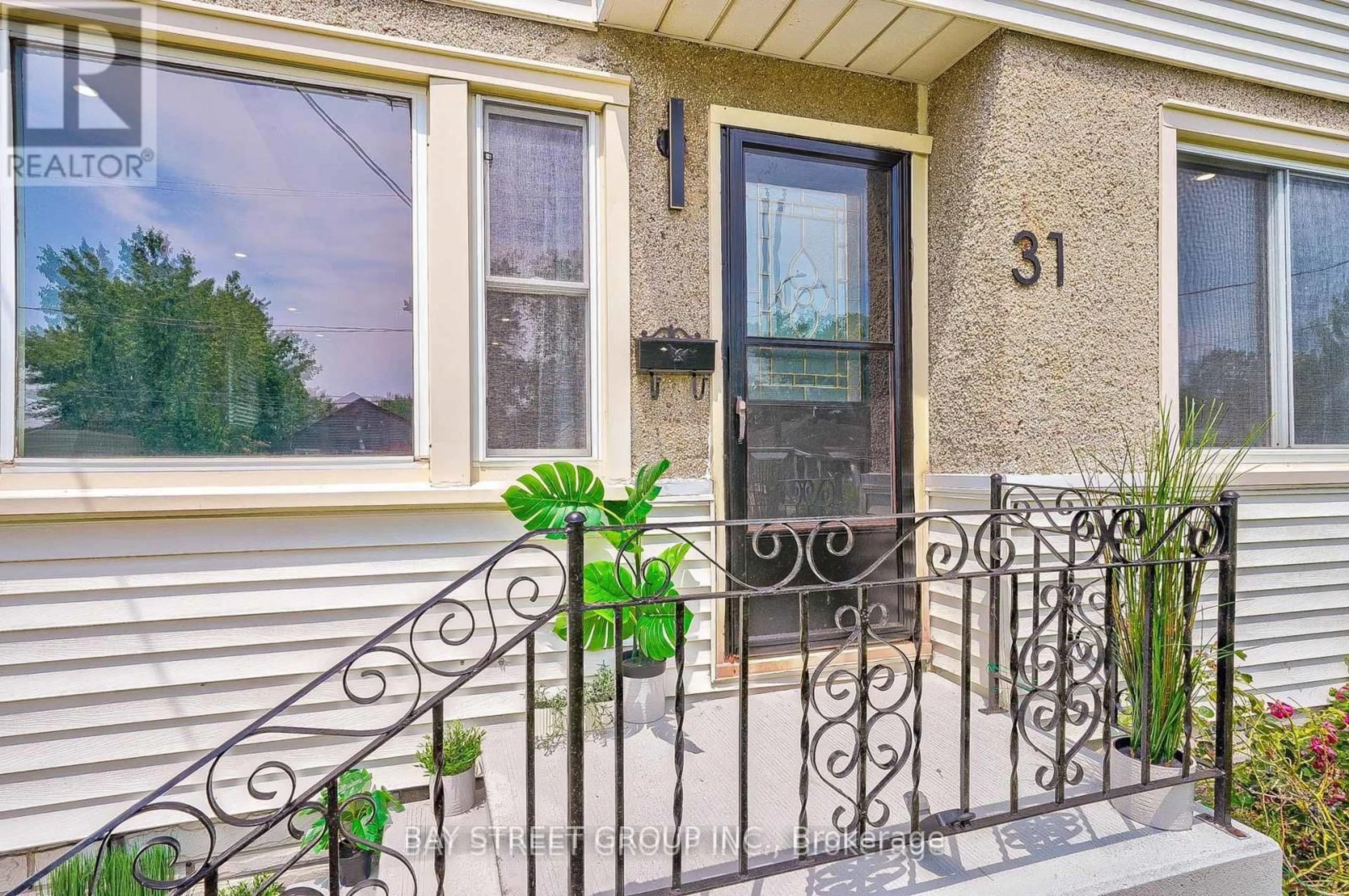 Indoor entryway for 31 Warren Rd, St. Catharines Ontario L2P 1K7