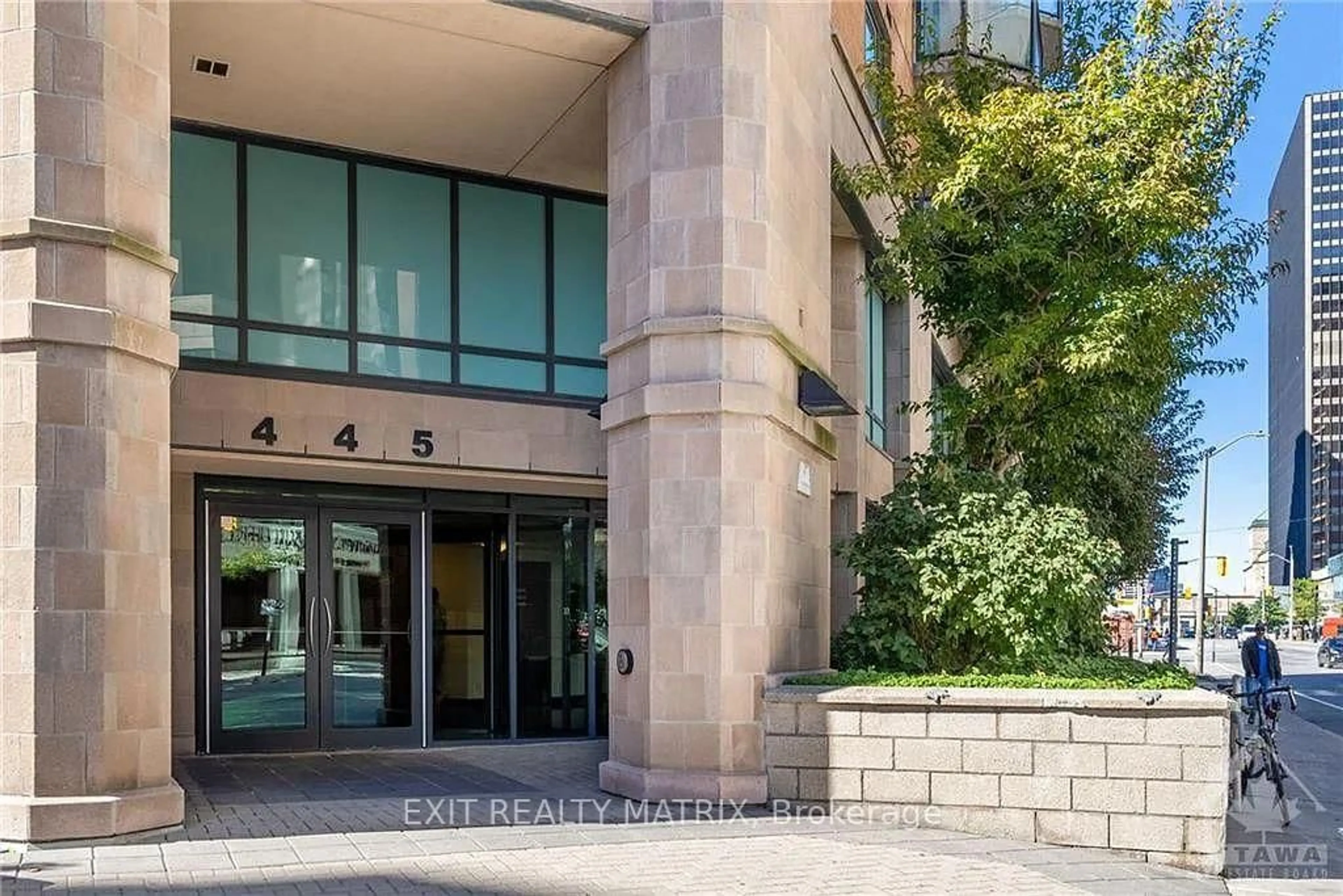 Indoor foyer for 445 Laurier Ave #1905, Ottawa Ontario K1R 0A2