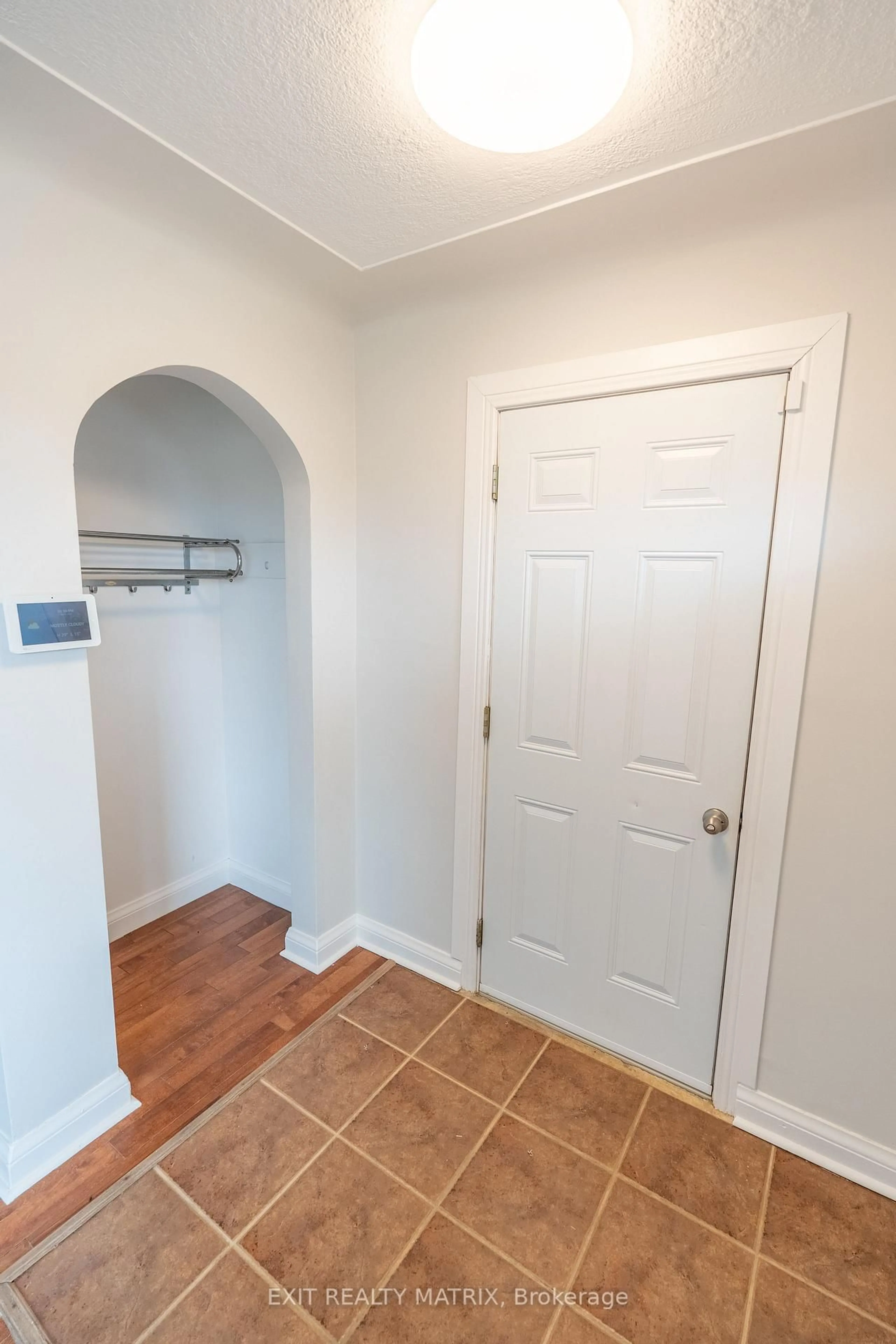 Indoor entryway for 1405 Power Dam Dr, Cornwall Ontario K6H 5R6