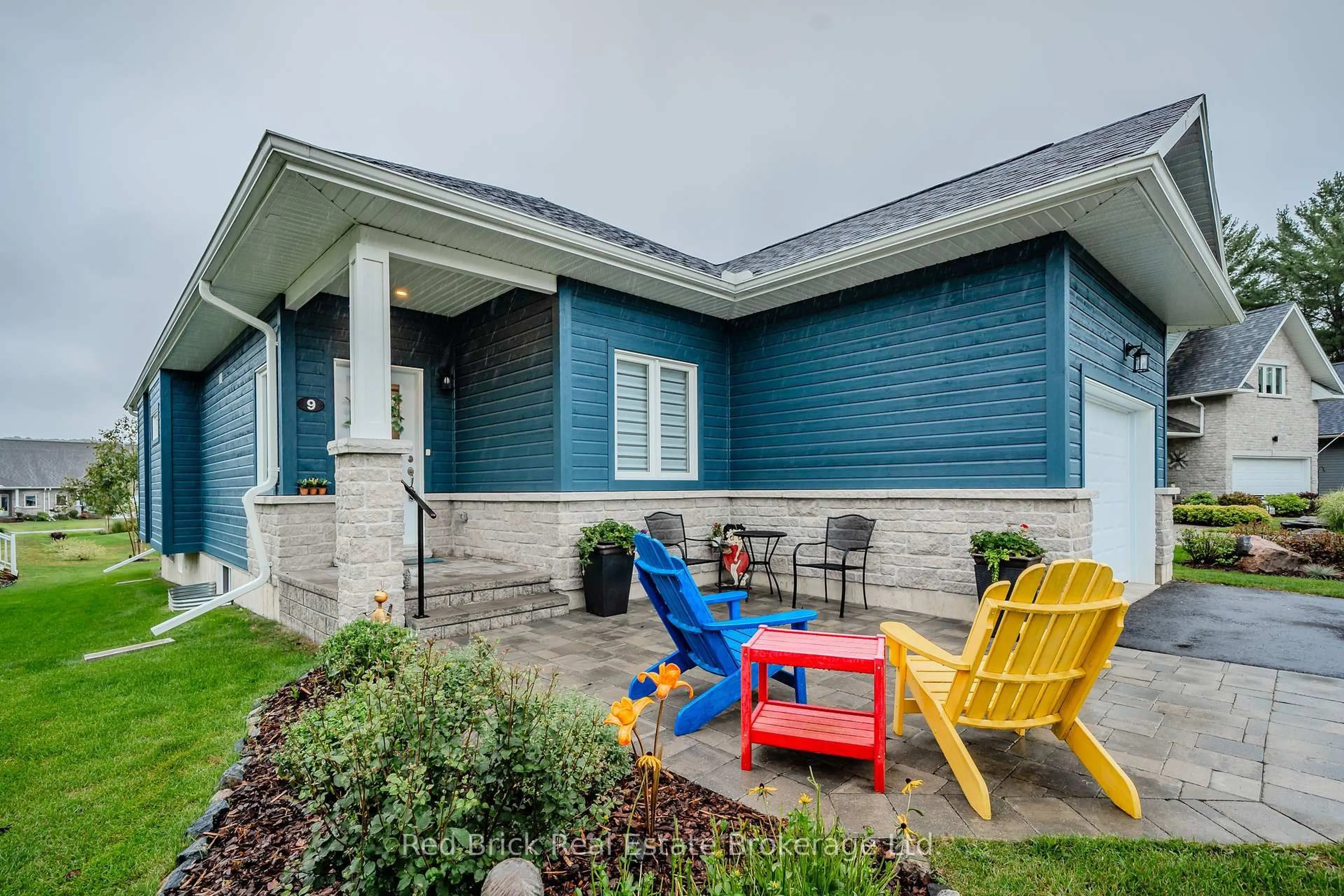 Patio, street for 9 William James Crt, Dysart et al Ontario K0M 1S0
