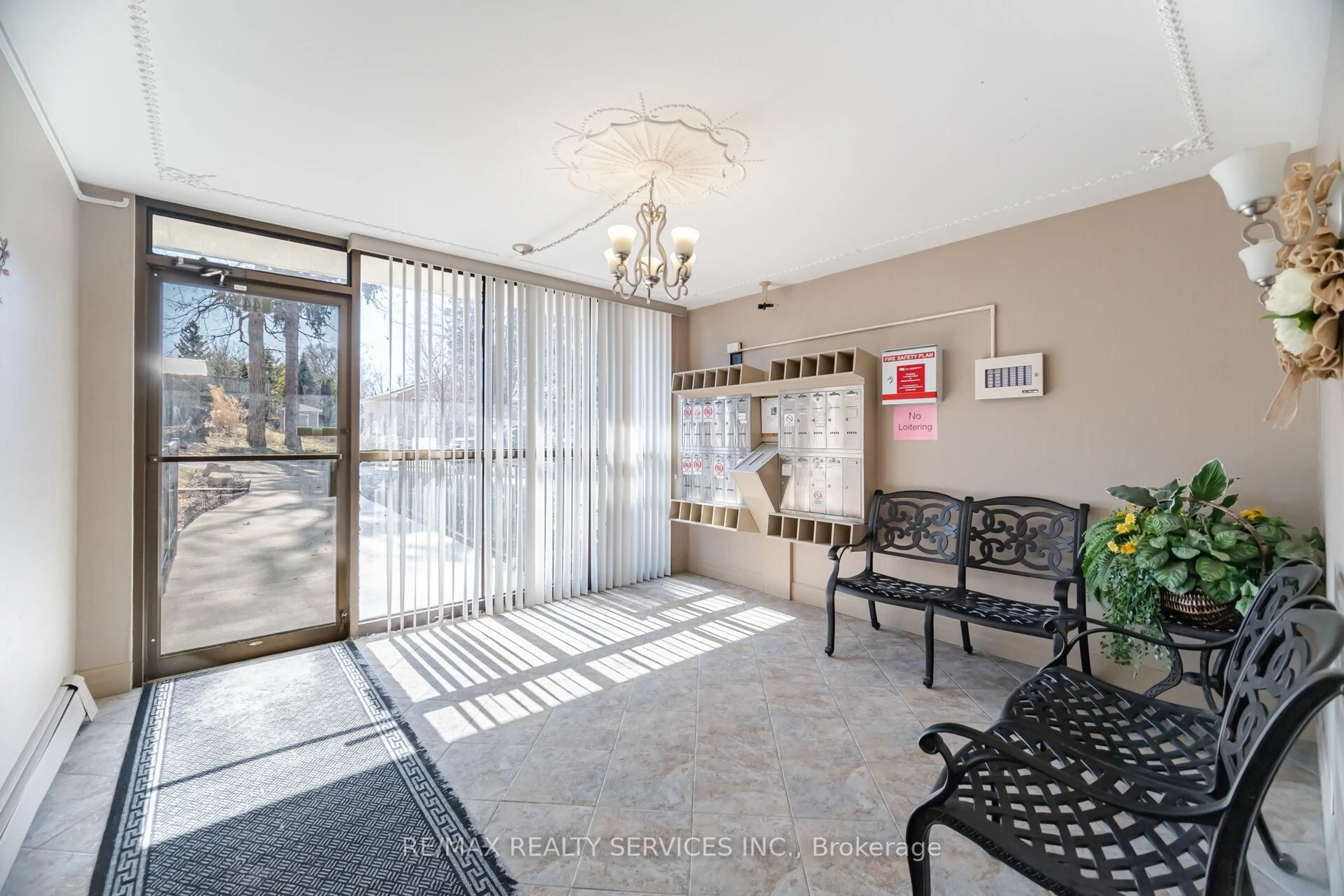 Indoor foyer for 944 Caledonian View #203, Cambridge Ontario N3H 1A5