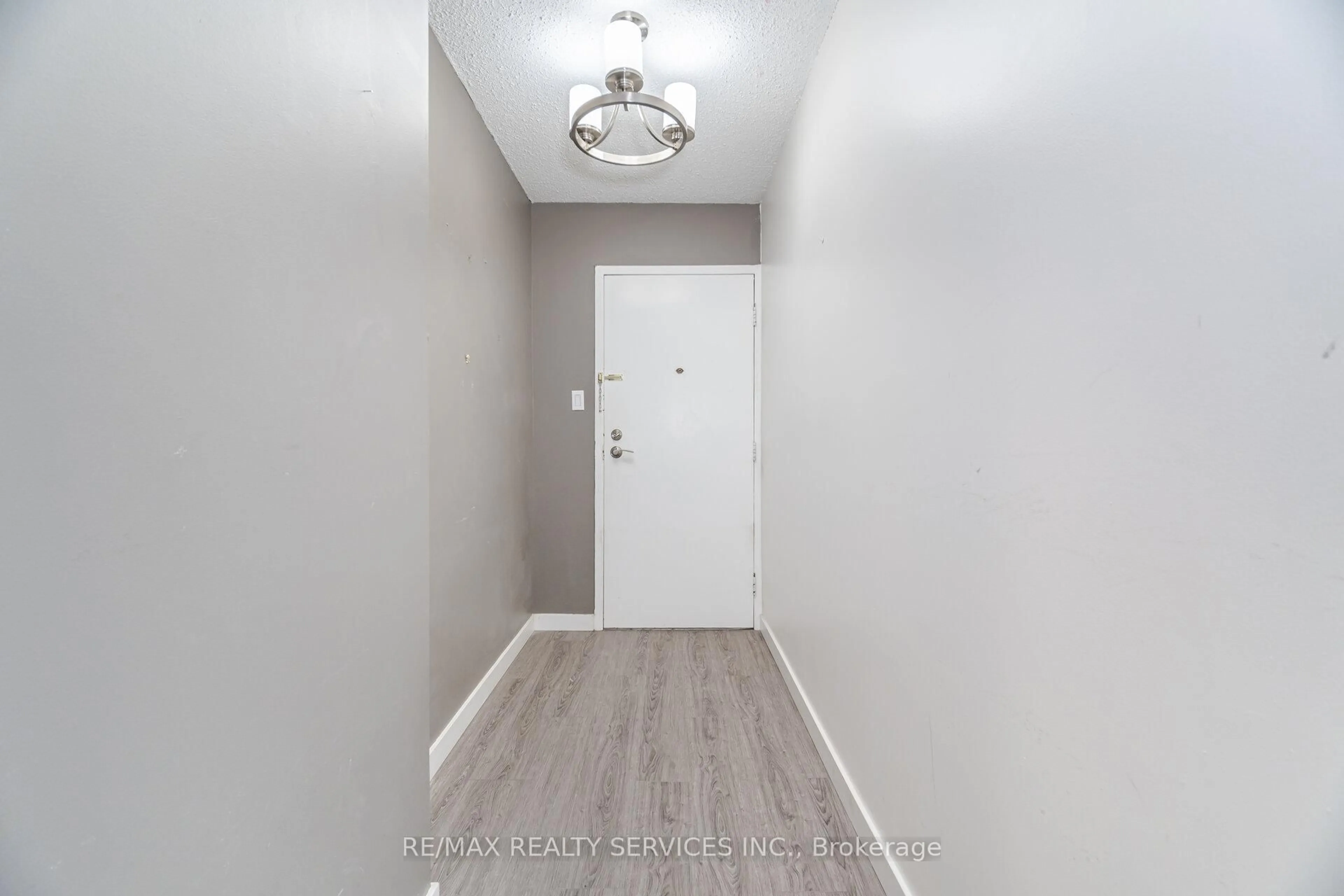 Indoor entryway for 944 Caledonian View #203, Cambridge Ontario N3H 1A5