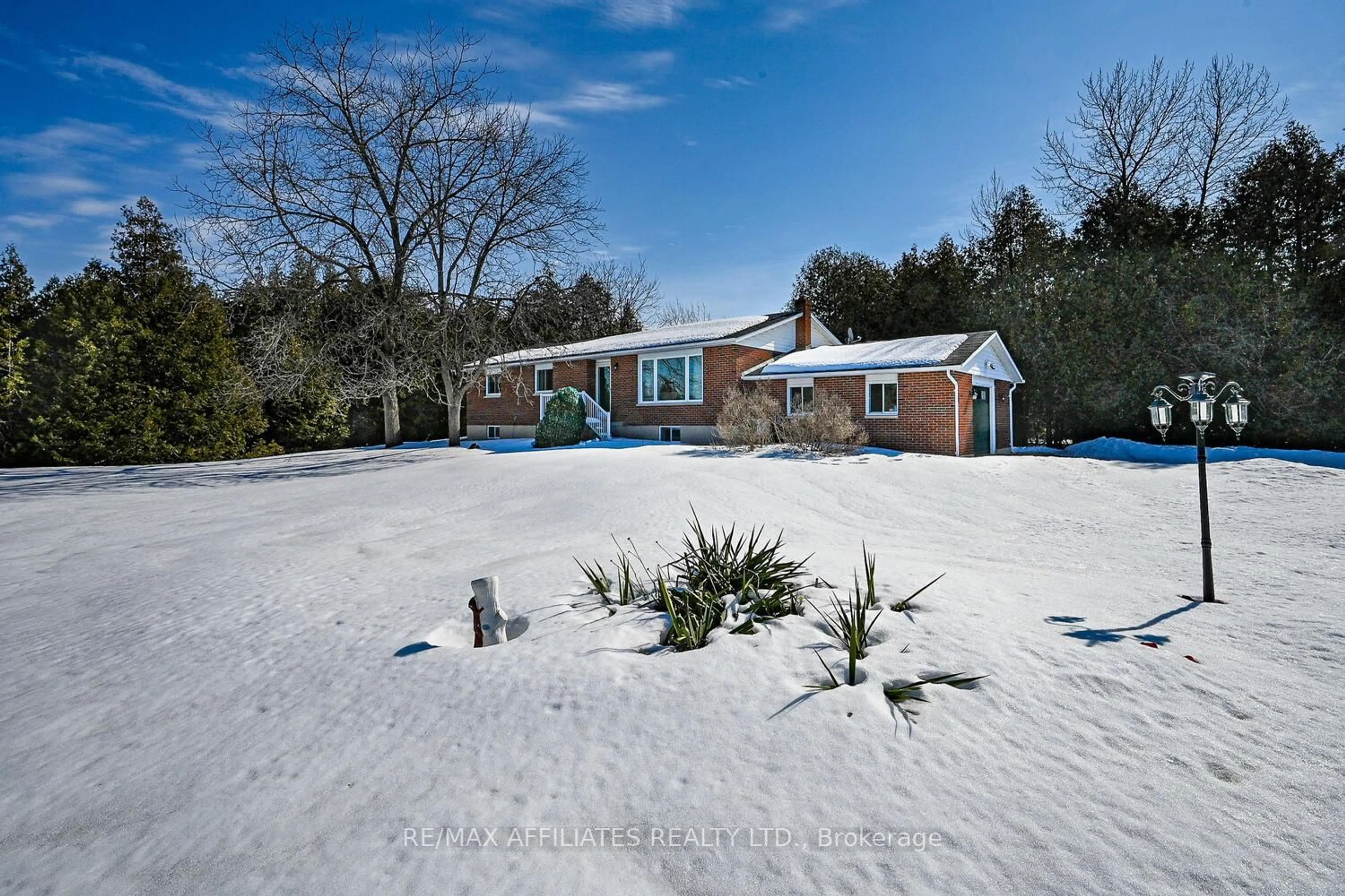 A pic from outside/outdoor area/front of a property/back of a property/a pic from drone, building for 55 Bacchus Island Rd, Rideau Lakes Ontario K7A 0E3