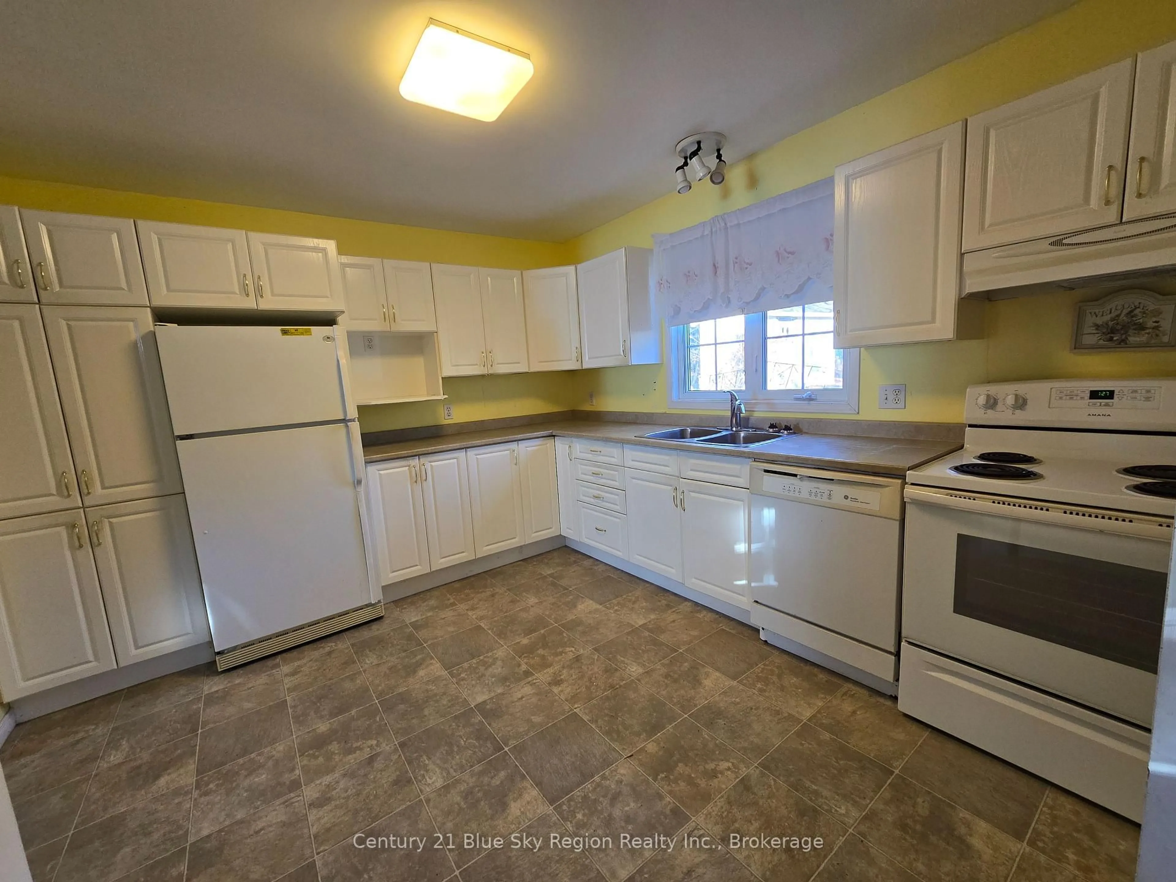 Standard kitchen, ceramic/tile floor for 286 PIERRE Rd, West Nipissing Ontario P2B 2W8