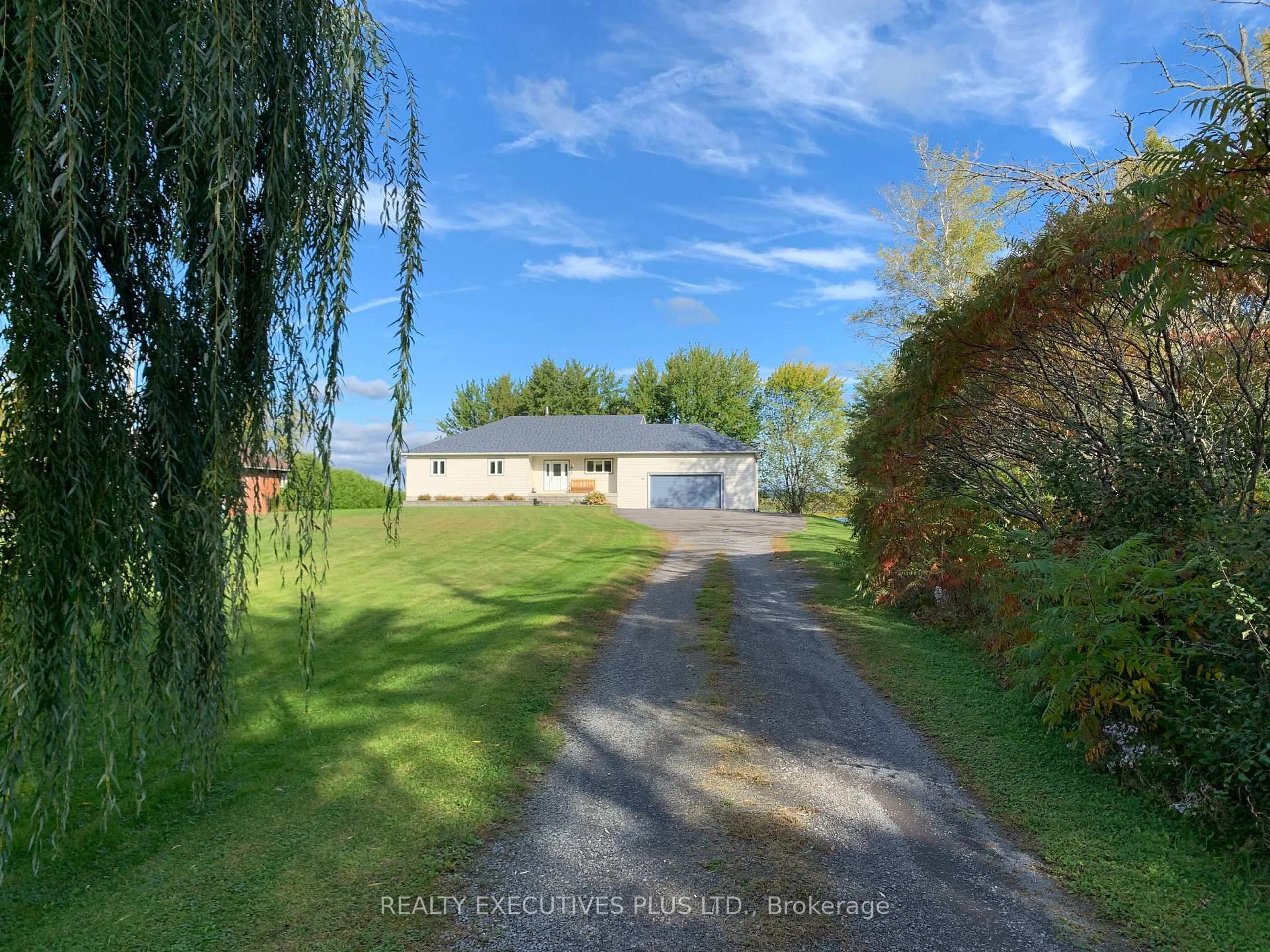 A pic from outside/outdoor area/front of a property/back of a property/a pic from drone, unknown for 1899 Concession 1 Rd, Alfred and Plantagenet Ontario K0B 1L0