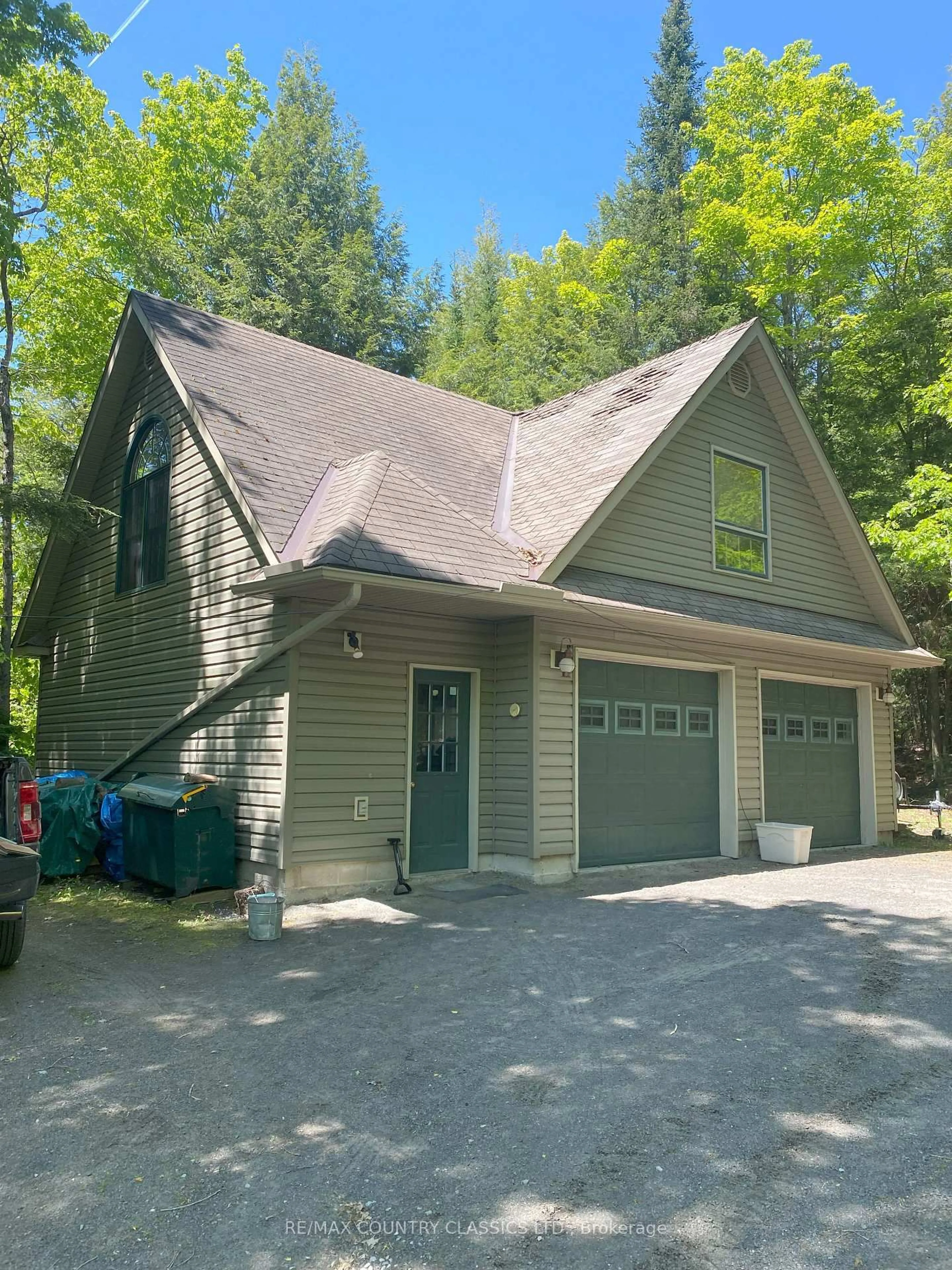 Indoor garage for 1047 Hinterland Tr, Highlands East Ontario K0L 1C0