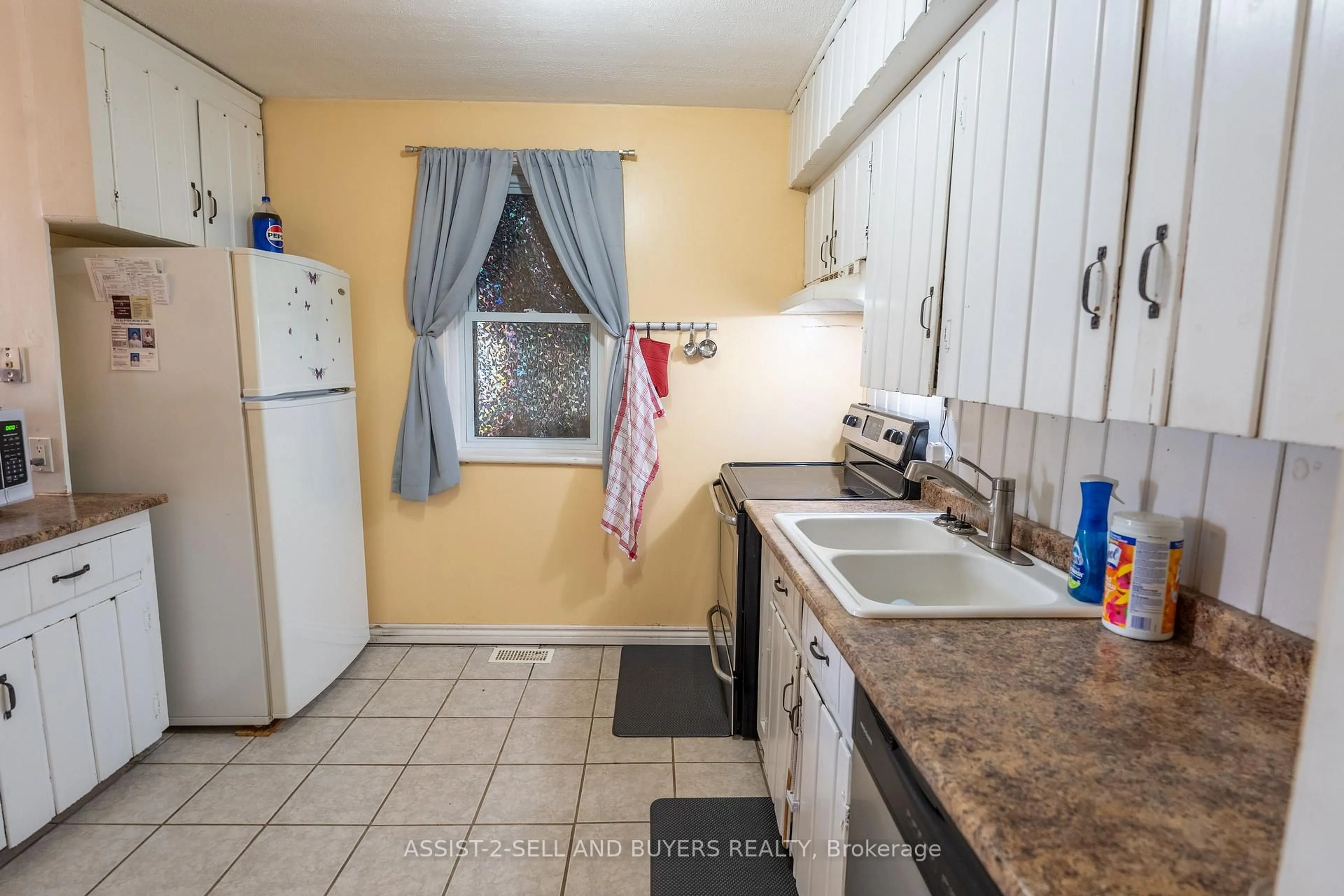 Standard kitchen, ceramic/tile floor for 1017 Osborne Ave, Cornwall Ontario K6J 1K8