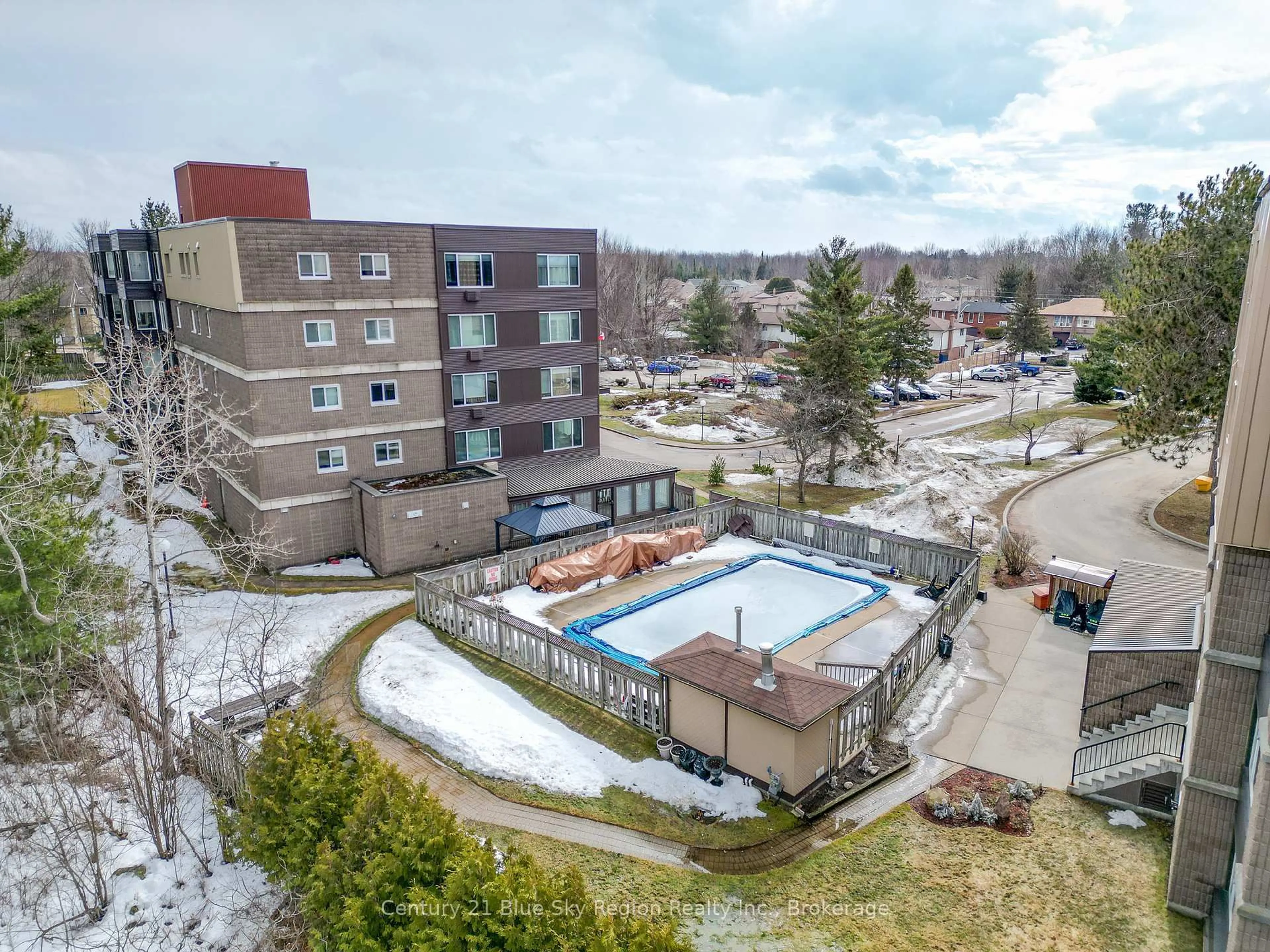 A pic from outside/outdoor area/front of a property/back of a property/a pic from drone, unknown for 118 Blair St #406, North Bay Ontario P1A 4J1