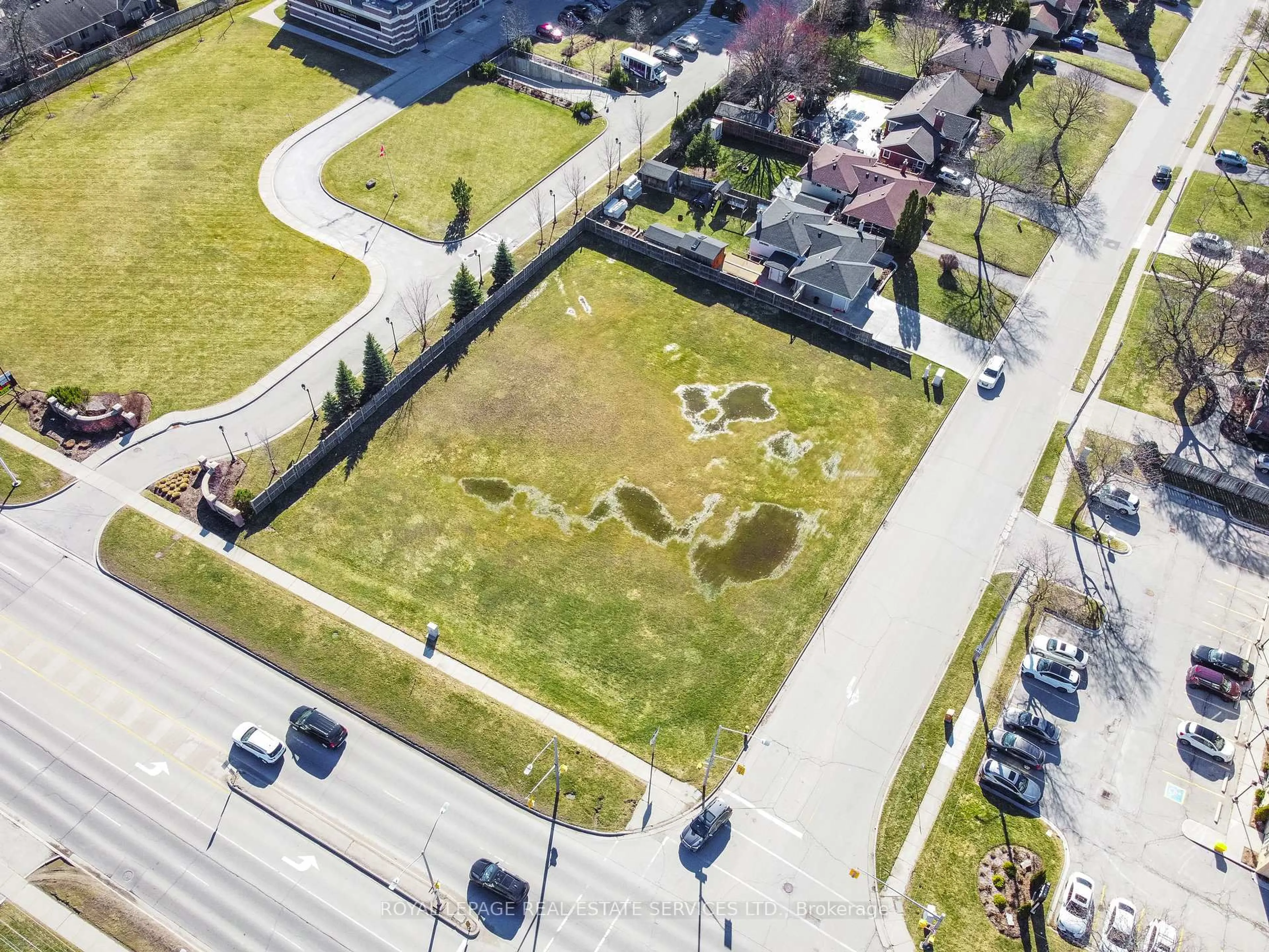 A pic from outside/outdoor area/front of a property/back of a property/a pic from drone, street for 17 Highview Ave, London South Ontario N6J 2A2