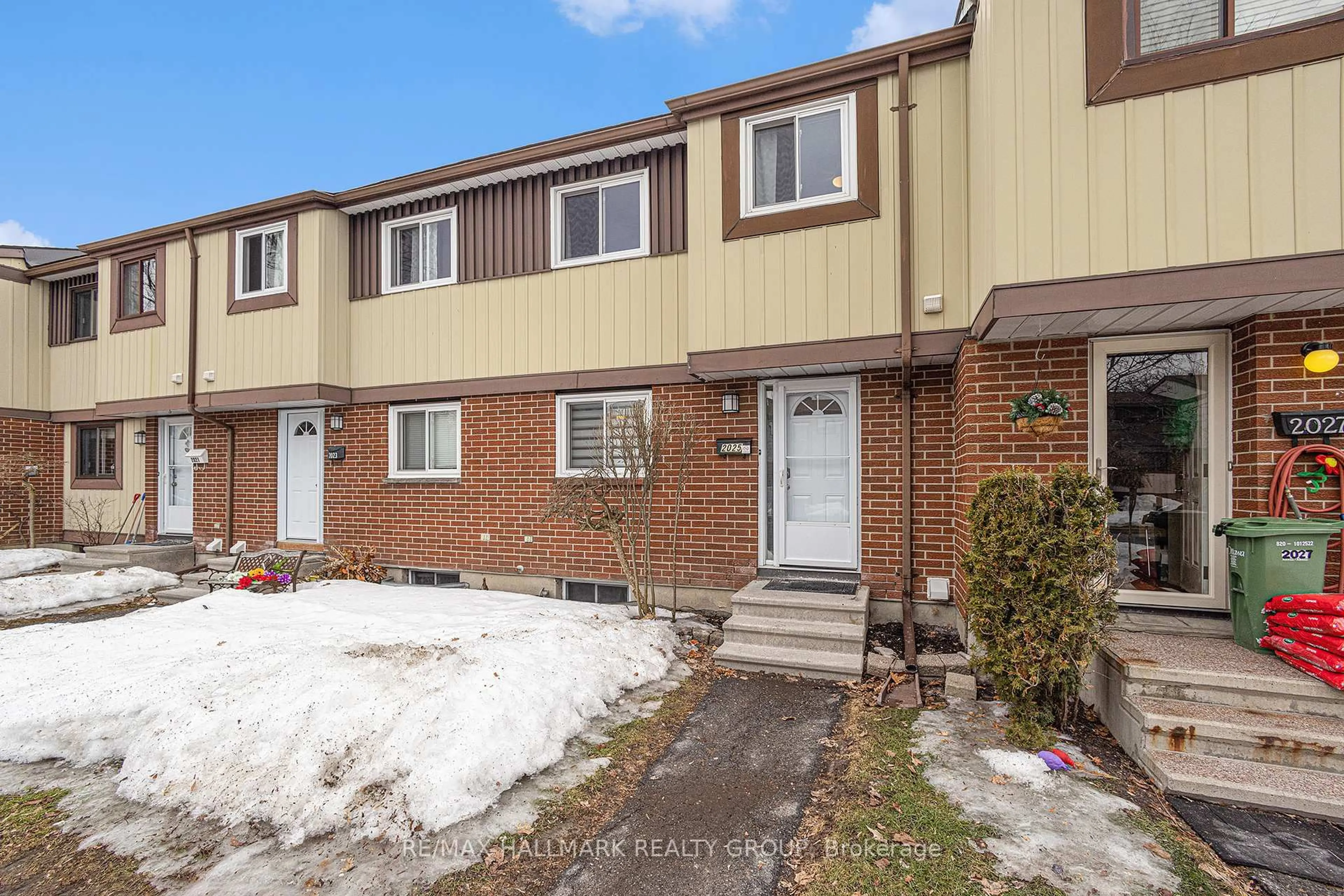 A pic from outside/outdoor area/front of a property/back of a property/a pic from drone, street for 2025 Kelden Cres, Ottawa Ontario K1B 4Y1