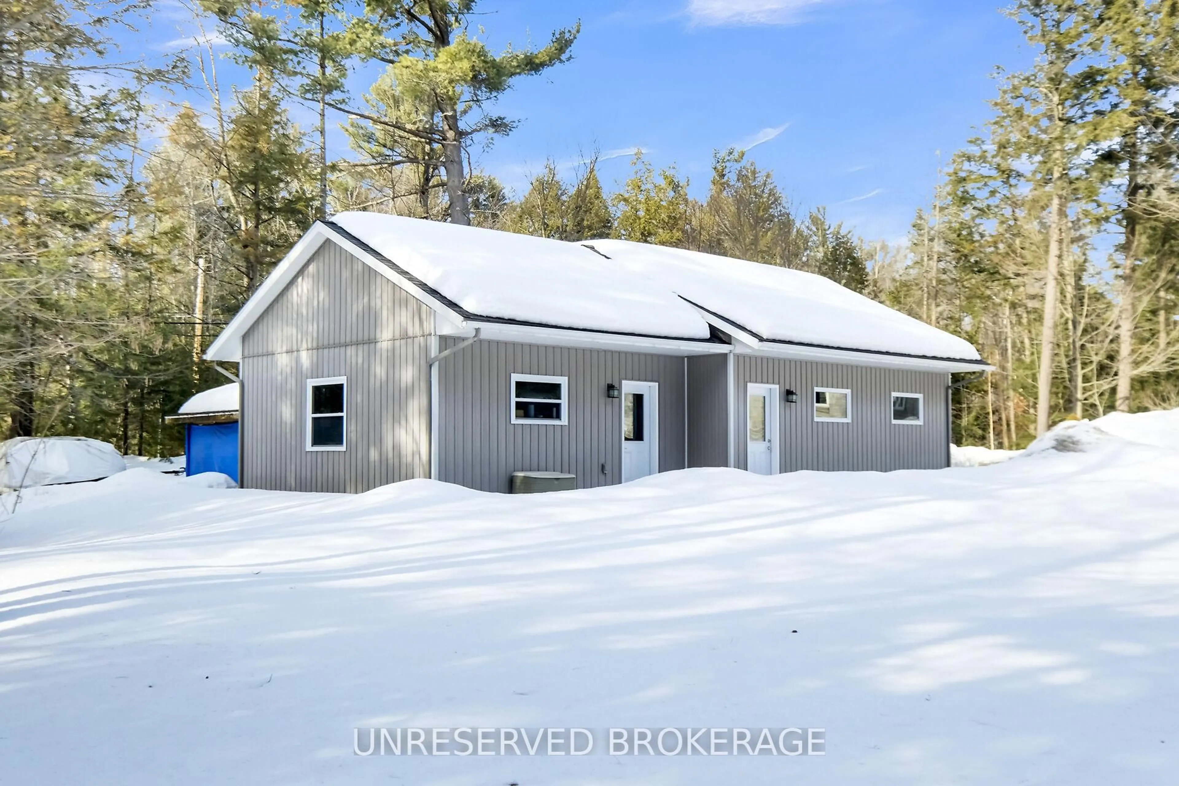 Indoor garage for 1068 Buckhams Bay Rd, Ottawa Ontario K0A 3M0