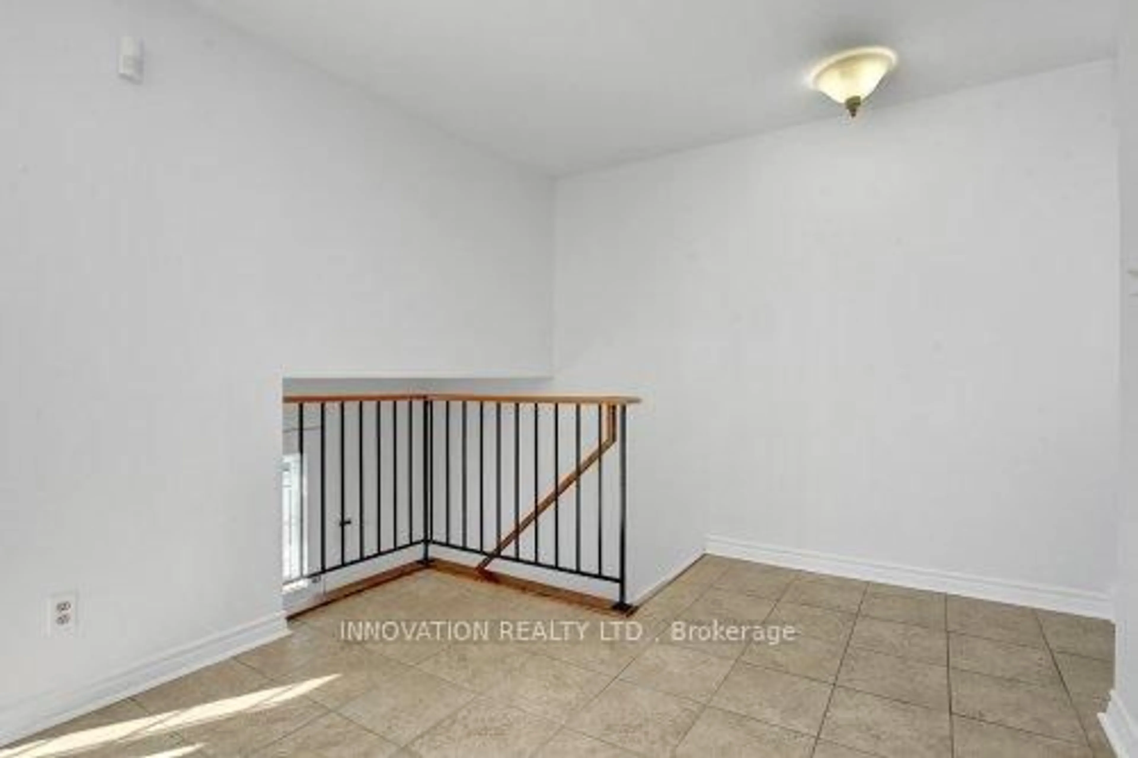 Indoor foyer for 131 Castlegreen Pvt N/A, Ottawa Ontario K1T 3N2