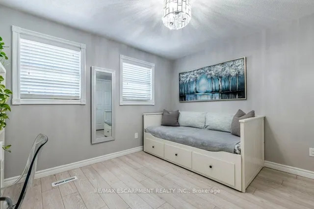 Additional property image - 27 Grayrocks Ave