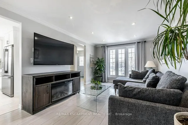 Additional property image - 27 Grayrocks Ave
